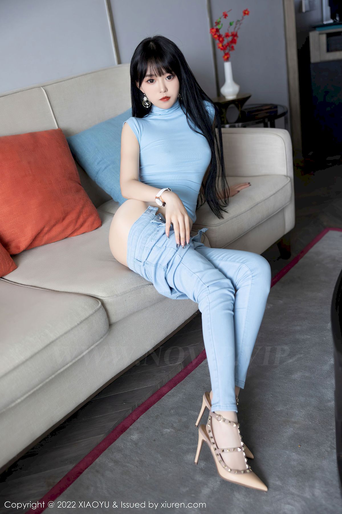 [语画界XIAOYU] Vol.797 模特奶瓶子 – 蓝色收身上衣+牛仔裤性感写真