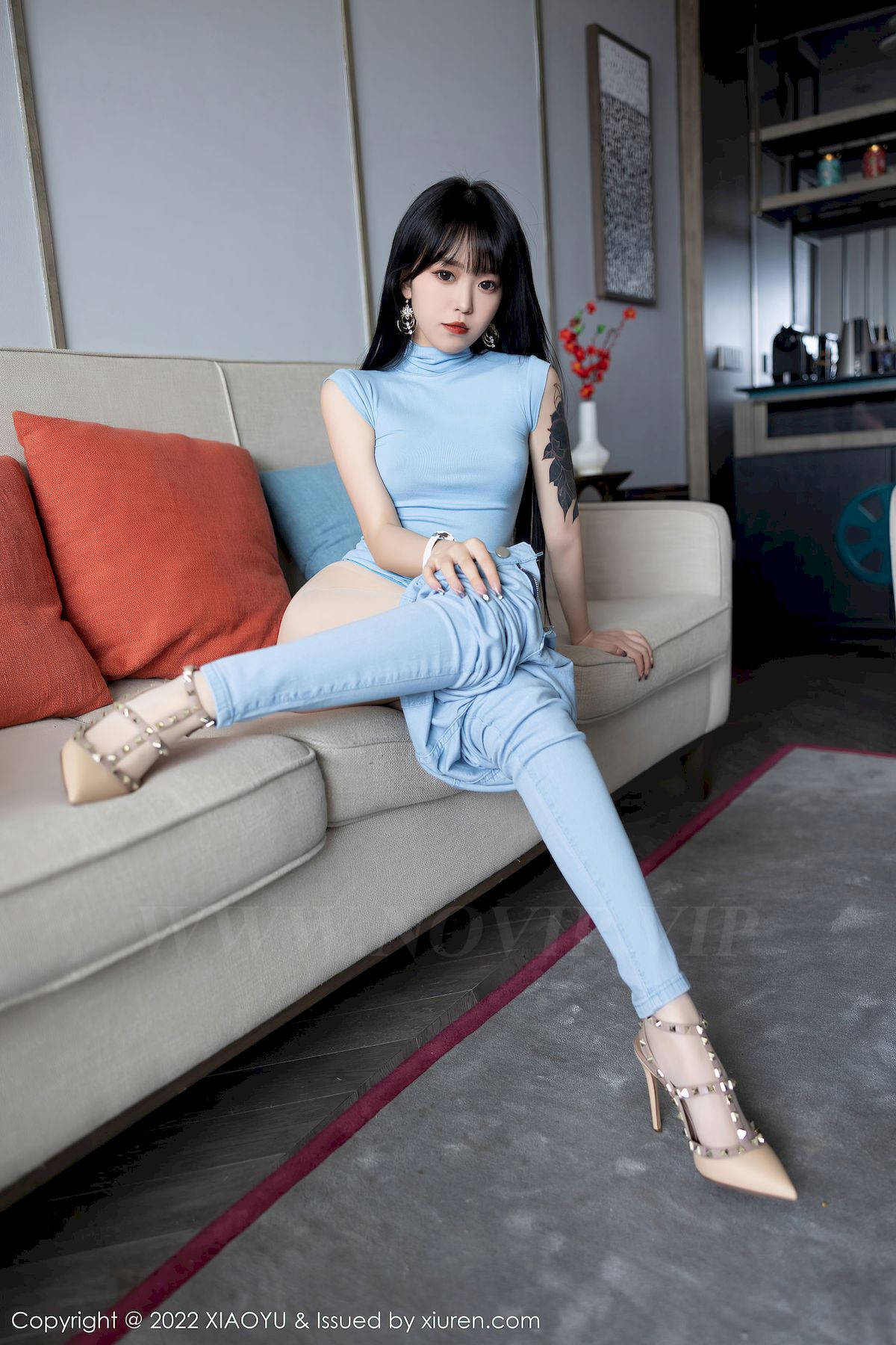 [语画界XIAOYU] Vol.797 模特奶瓶子 – 蓝色收身上衣+牛仔裤性感写真