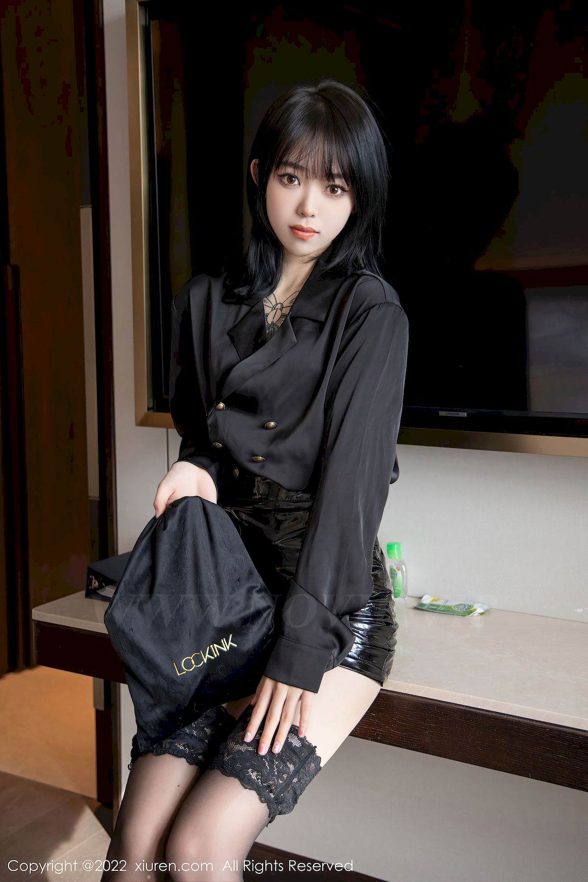 [XiuRen秀人网] No.4927 模特奶瓶子 – 黑丝美腿+黑色皮裙性感写真
