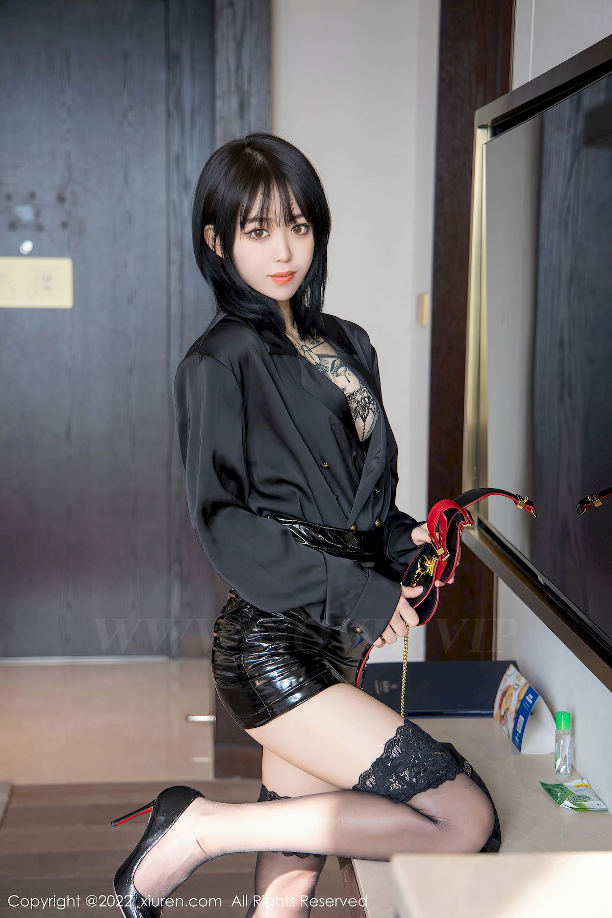 [XiuRen秀人网] No.4927 模特奶瓶子 – 黑丝美腿+黑色皮裙性感写真