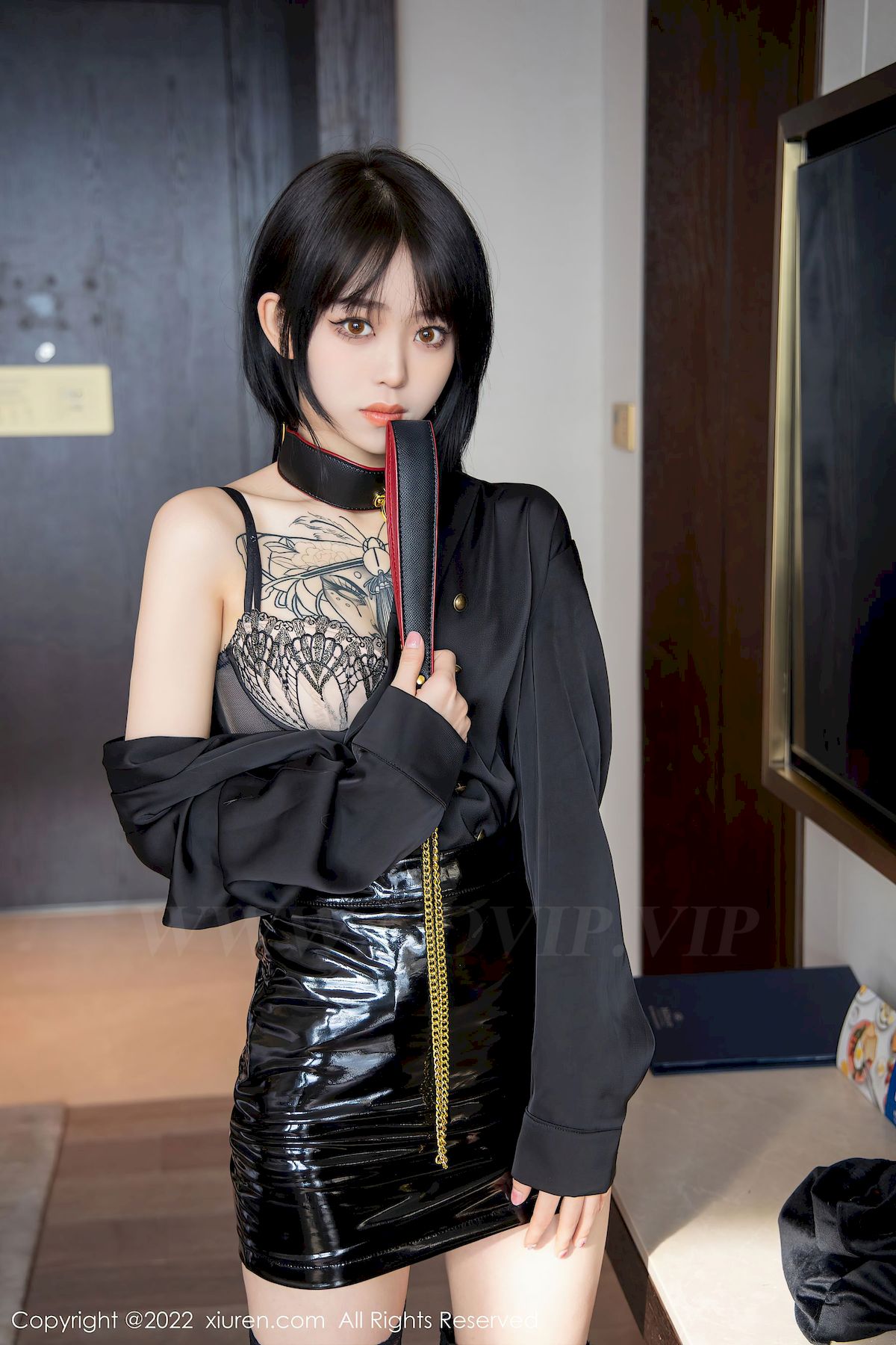 [XiuRen秀人网] No.4927 模特奶瓶子 – 黑丝美腿+黑色皮裙性感写真