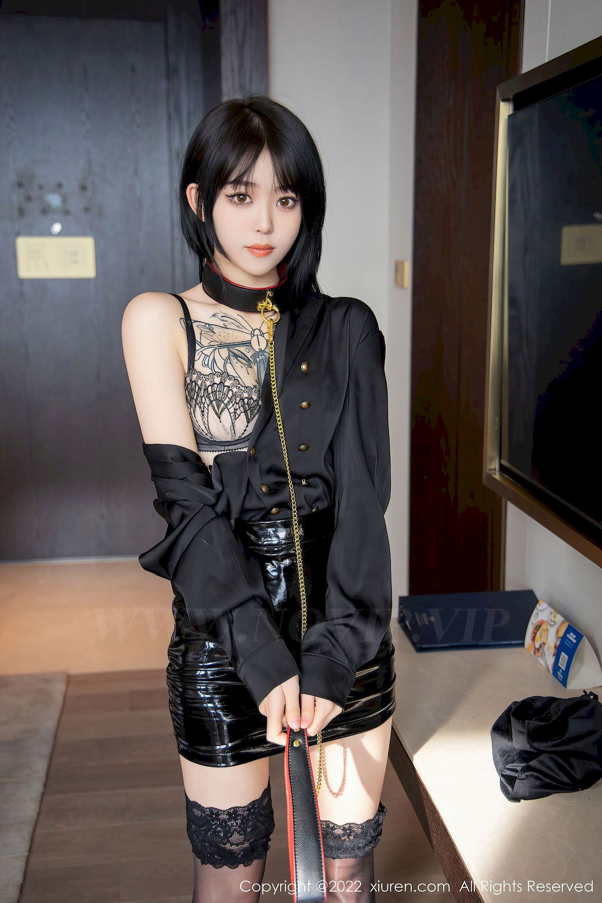 [XiuRen秀人网] No.4927 模特奶瓶子 – 黑丝美腿+黑色皮裙性感写真