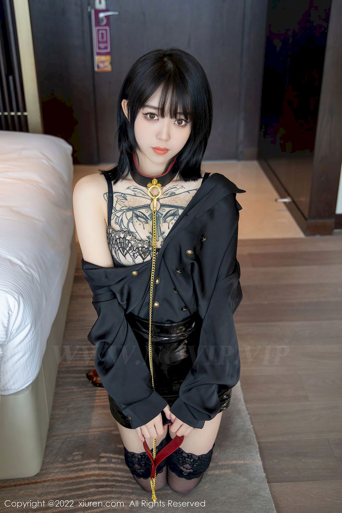 [XiuRen秀人网] No.4927 模特奶瓶子 – 黑丝美腿+黑色皮裙性感写真