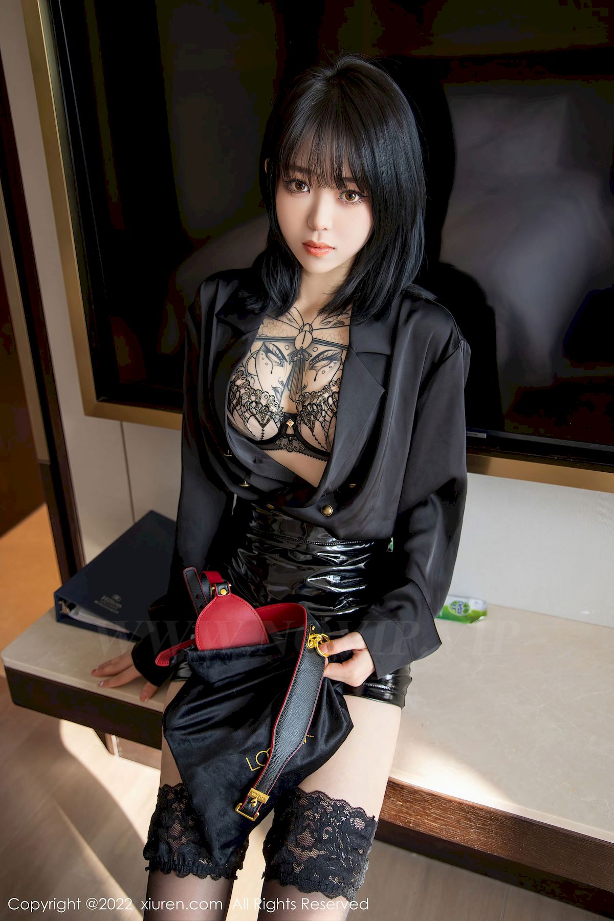 [XiuRen秀人网] No.4927 模特奶瓶子 – 黑丝美腿+黑色皮裙性感写真