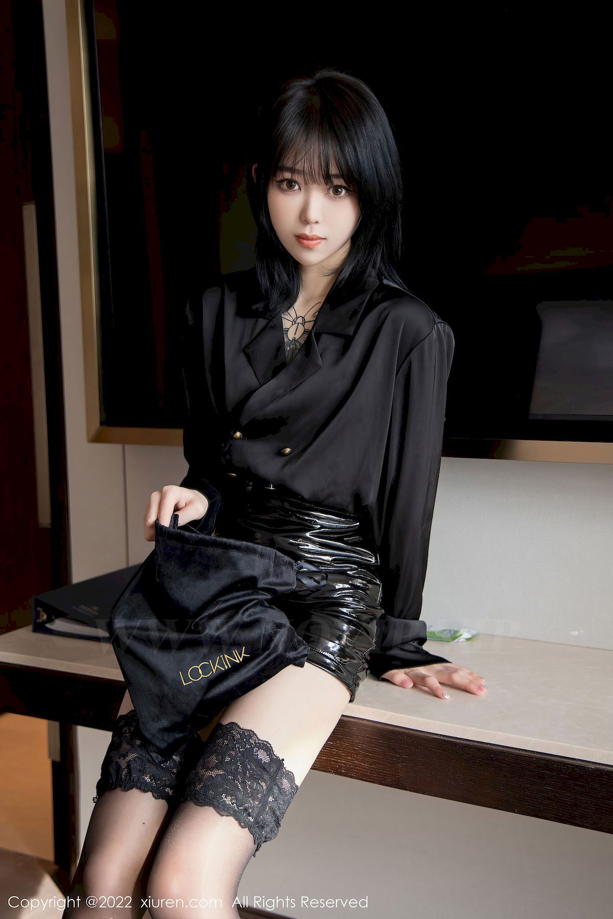 [XiuRen秀人网] No.4927 模特奶瓶子 – 黑丝美腿+黑色皮裙性感写真