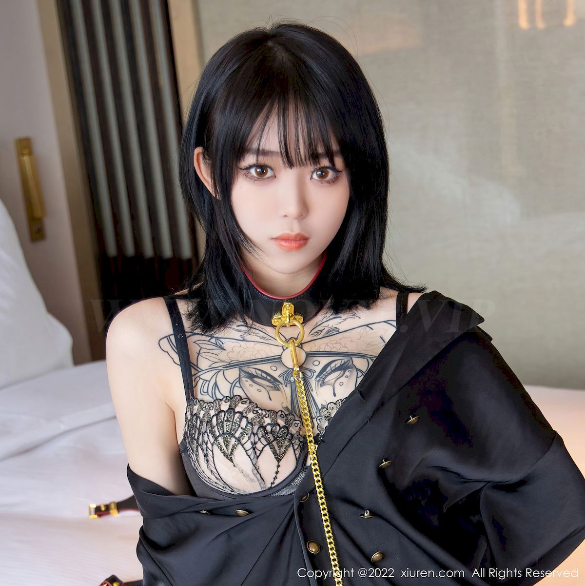 [XiuRen秀人网] No.4927 模特奶瓶子 – 黑丝美腿+黑色皮裙性感写真