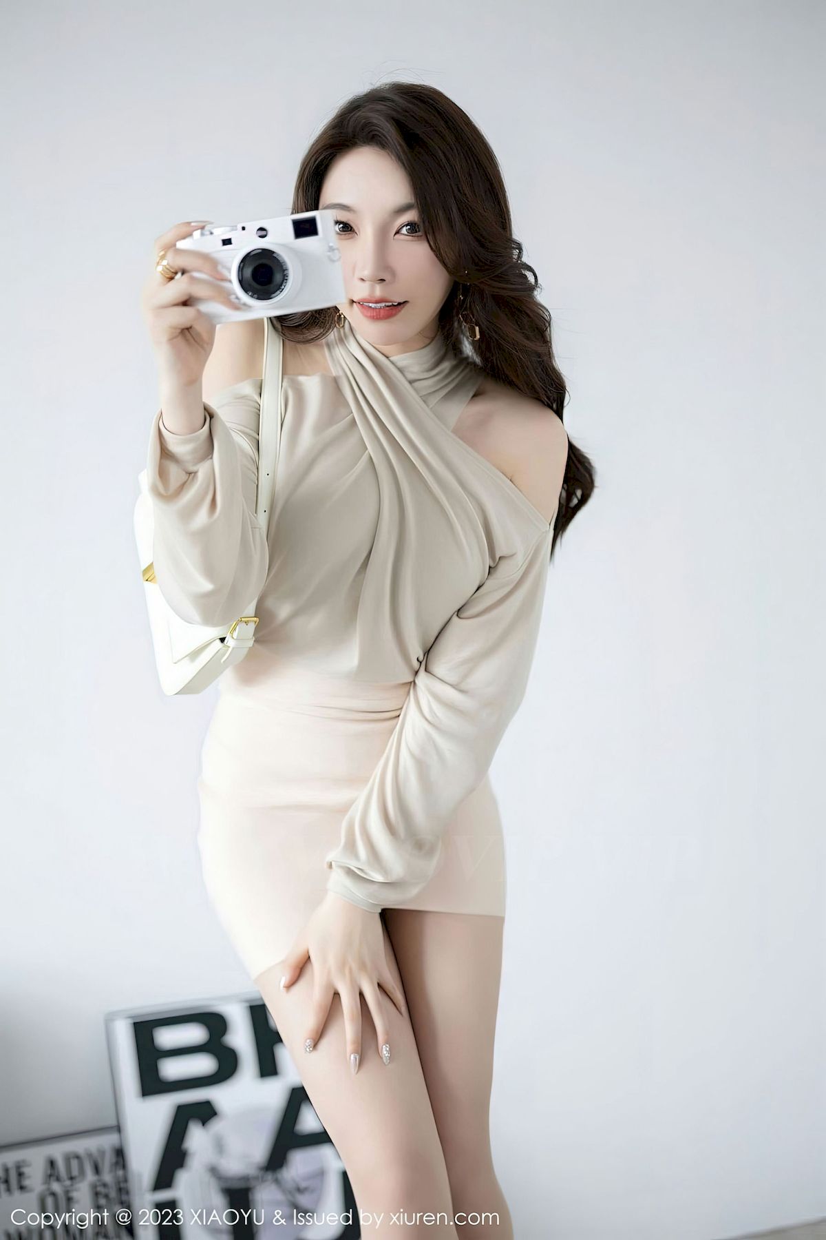 [XIAOYU语画界] Vol.969 女神徐莉芝Booty – 浅色上衣+原色丝袜性感写真
