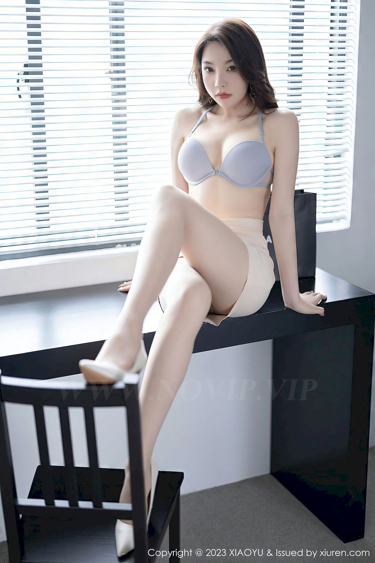 [XIAOYU语画界] Vol.969 女神徐莉芝Booty – 浅色上衣+原色丝袜性感写真