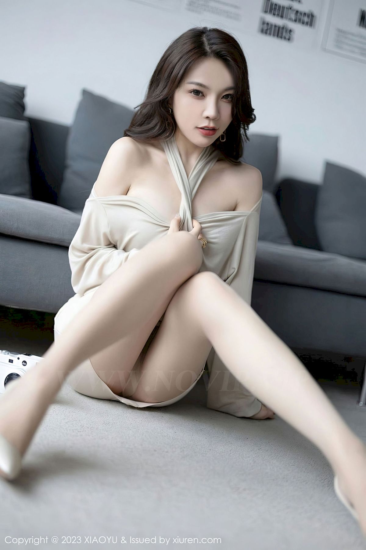 [XIAOYU语画界] Vol.969 女神徐莉芝Booty – 浅色上衣+原色丝袜性感写真