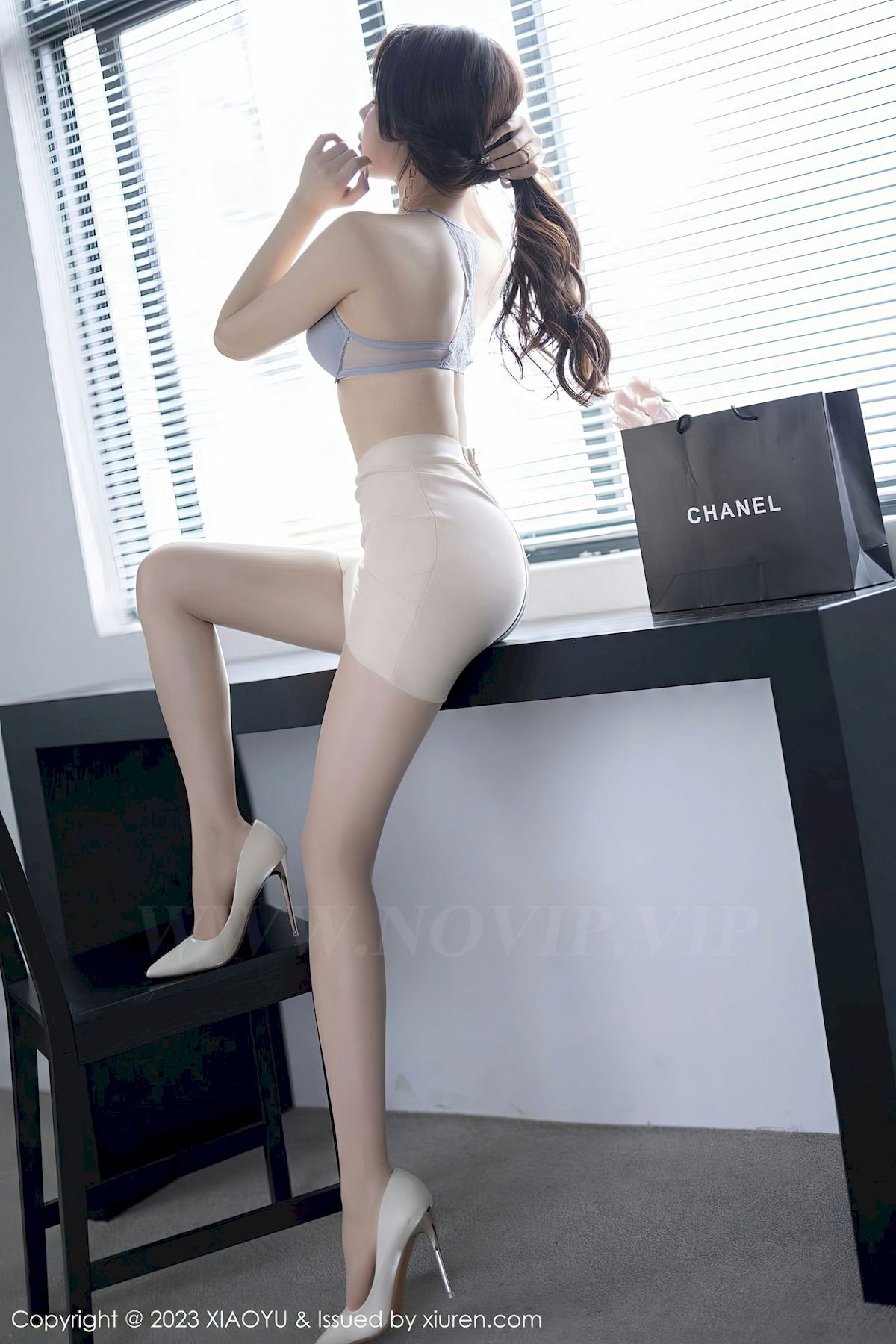 [XIAOYU语画界] Vol.969 女神徐莉芝Booty – 浅色上衣+原色丝袜性感写真