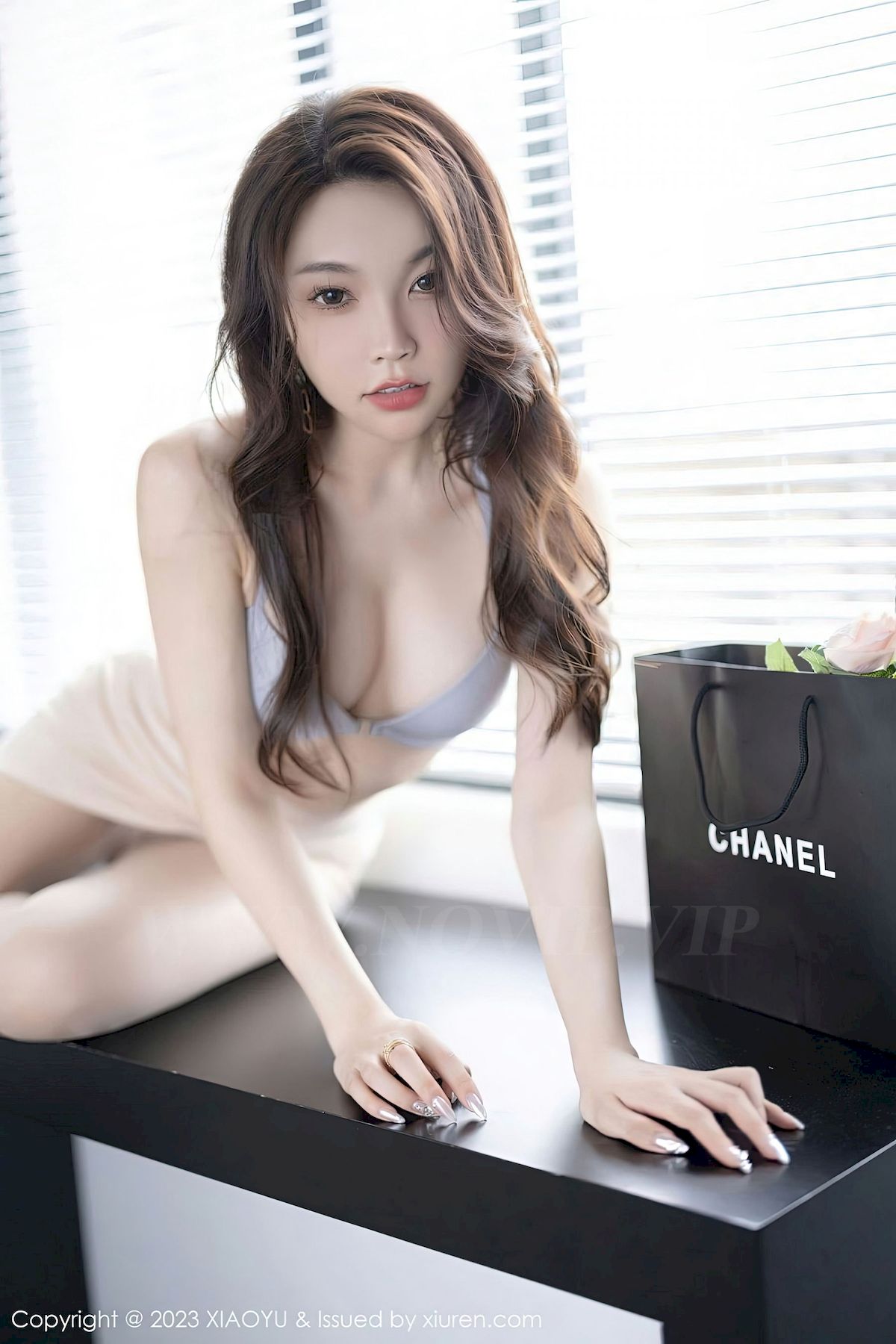 [XIAOYU语画界] Vol.969 女神徐莉芝Booty – 浅色上衣+原色丝袜性感写真