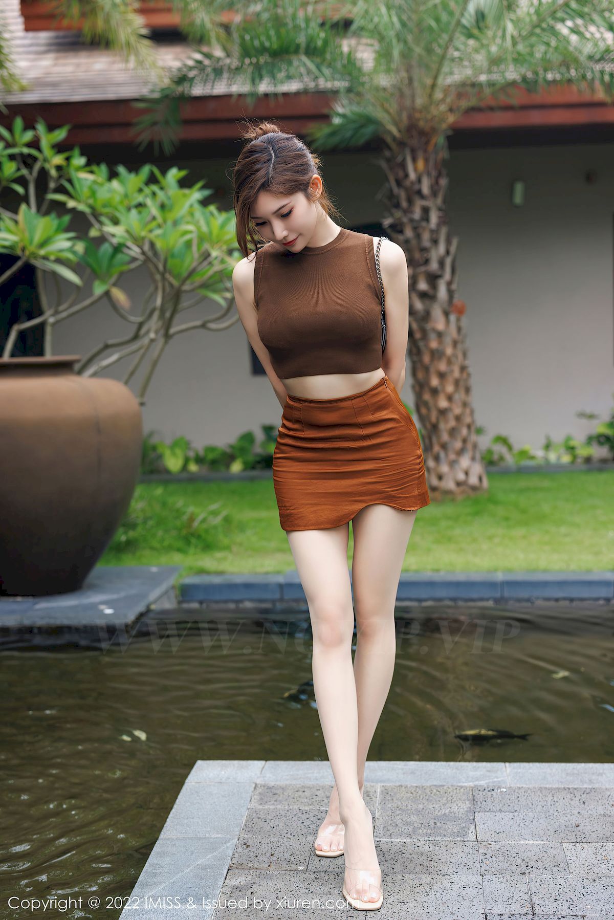 [爱蜜社IMiss] Vol.701 女神小狐狸Kathryn – 咖啡色服饰+修长美腿性感写真