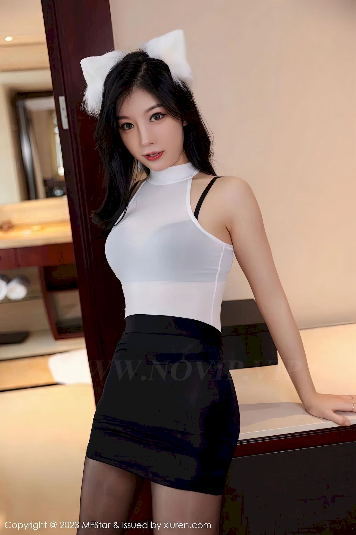 [MFStar模范学院] Vol.584 模特人间荒糖 – 白色上衣+黑色短裙性感写真