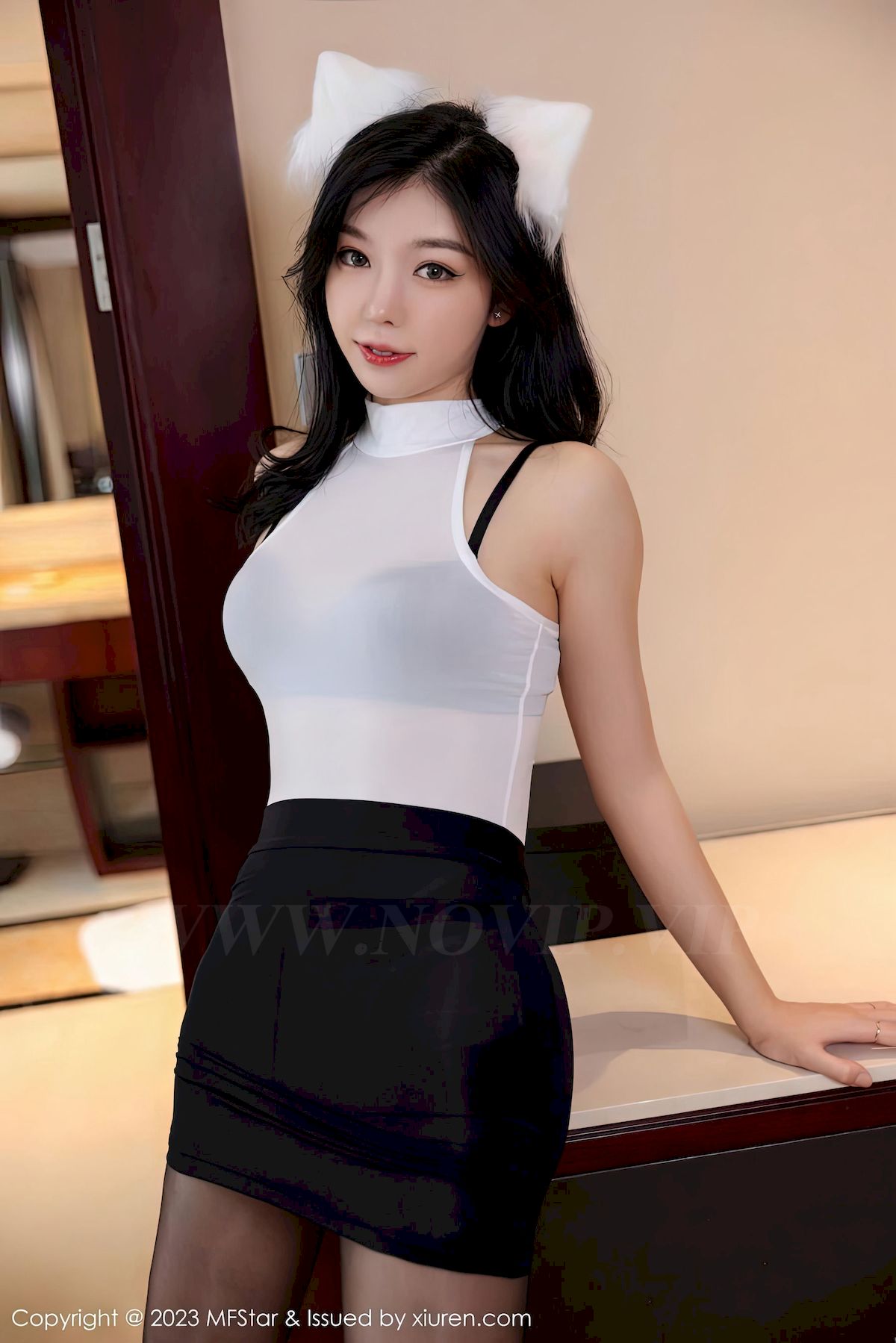 [MFStar模范学院] Vol.584 模特人间荒糖 – 白色上衣+黑色短裙性感写真