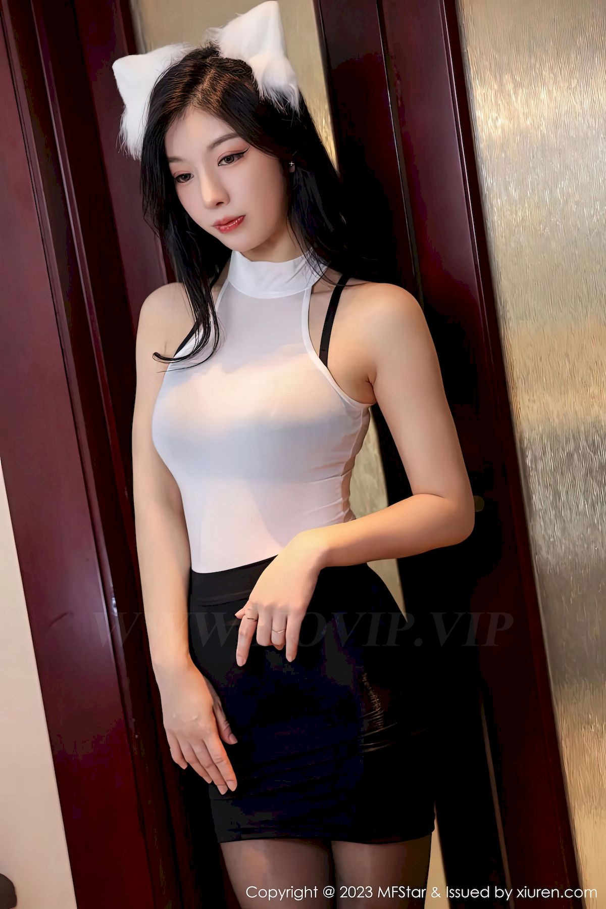 [MFStar模范学院] Vol.584 模特人间荒糖 – 白色上衣+黑色短裙性感写真