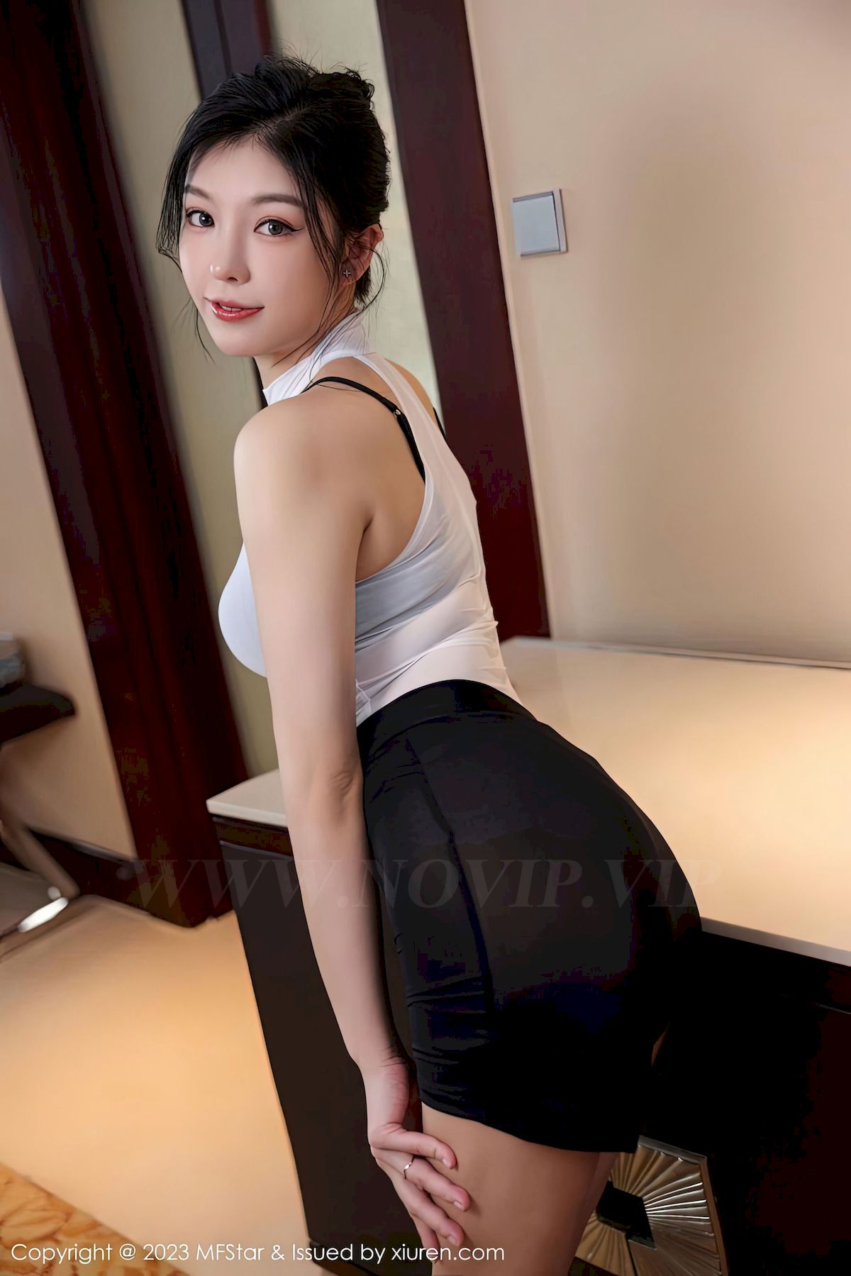 [MFStar模范学院] Vol.584 模特人间荒糖 – 白色上衣+黑色短裙性感写真