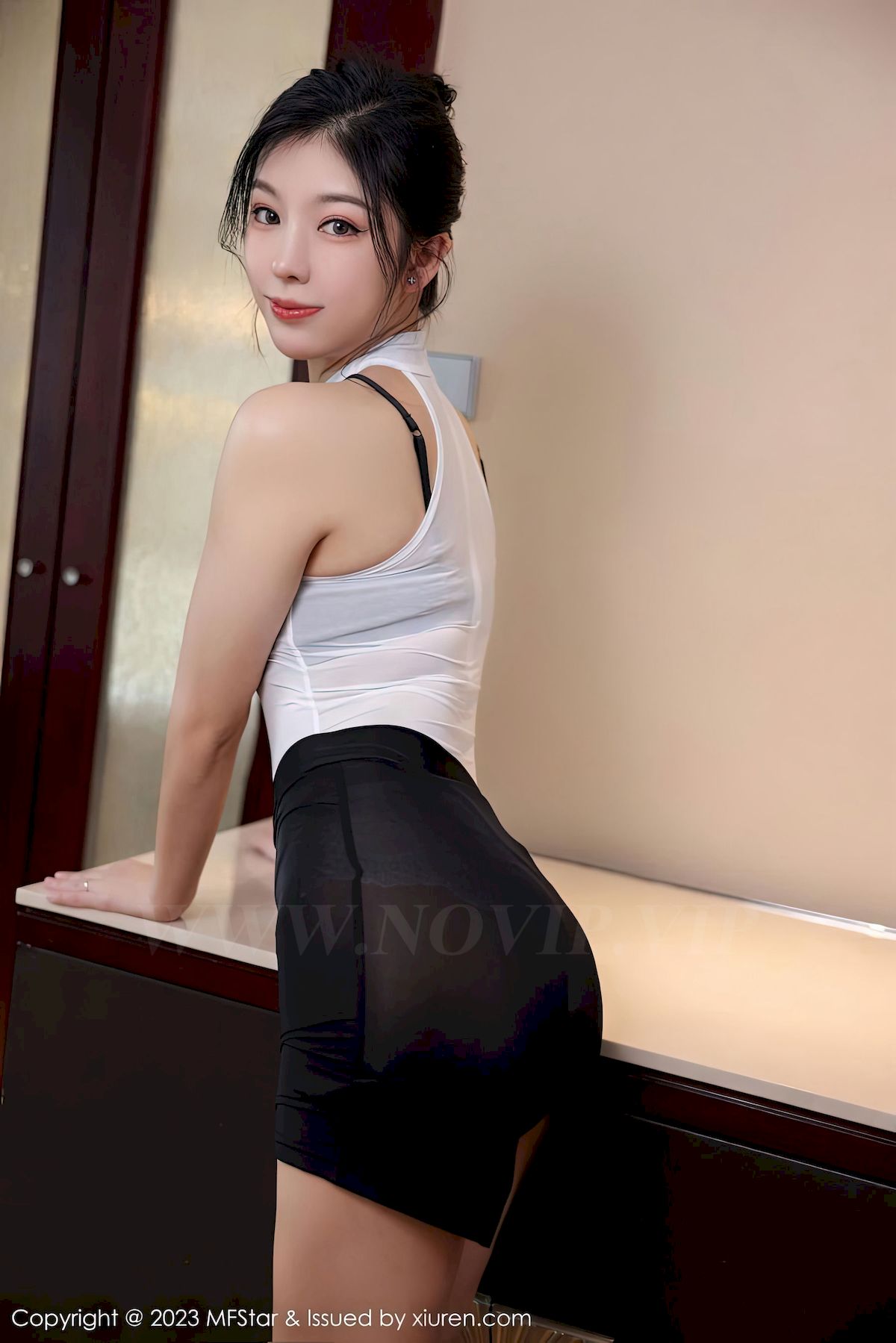 [MFStar模范学院] Vol.584 模特人间荒糖 – 白色上衣+黑色短裙性感写真