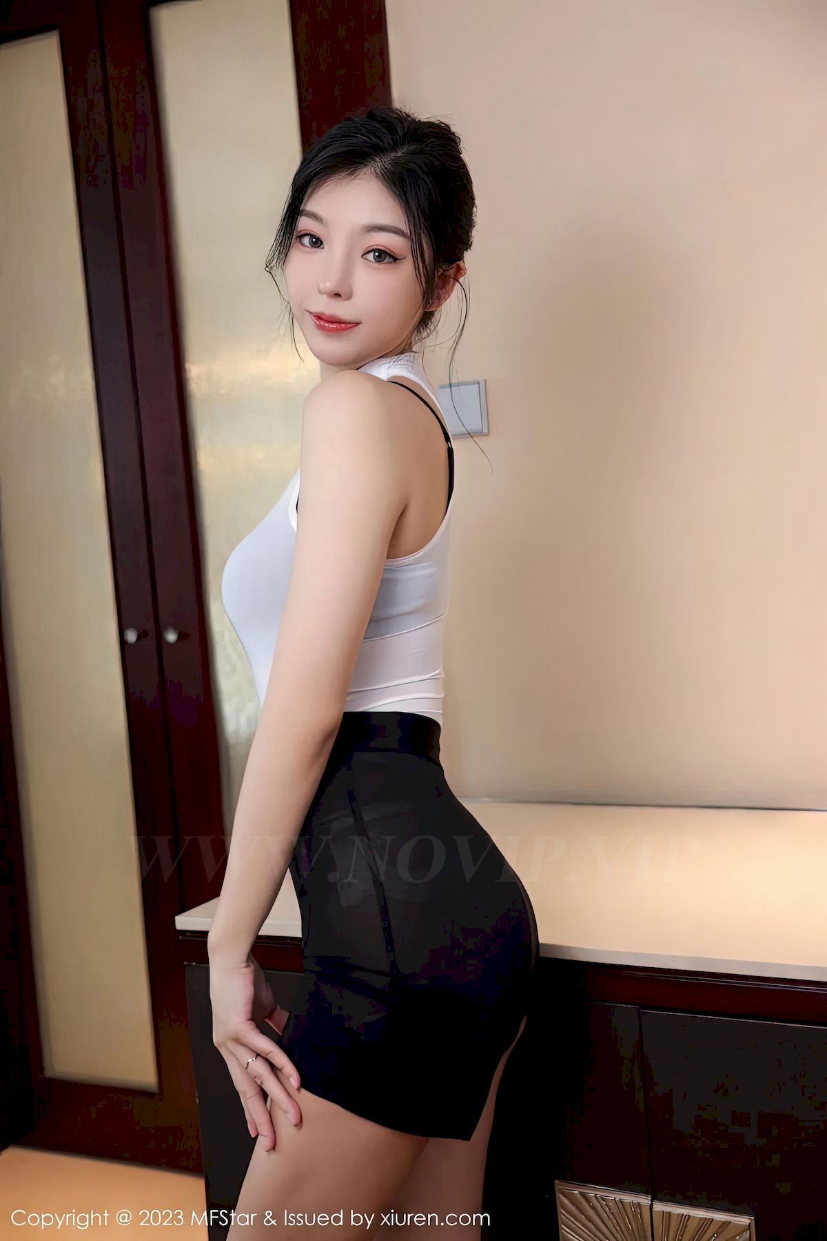 [MFStar模范学院] Vol.584 模特人间荒糖 – 白色上衣+黑色短裙性感写真