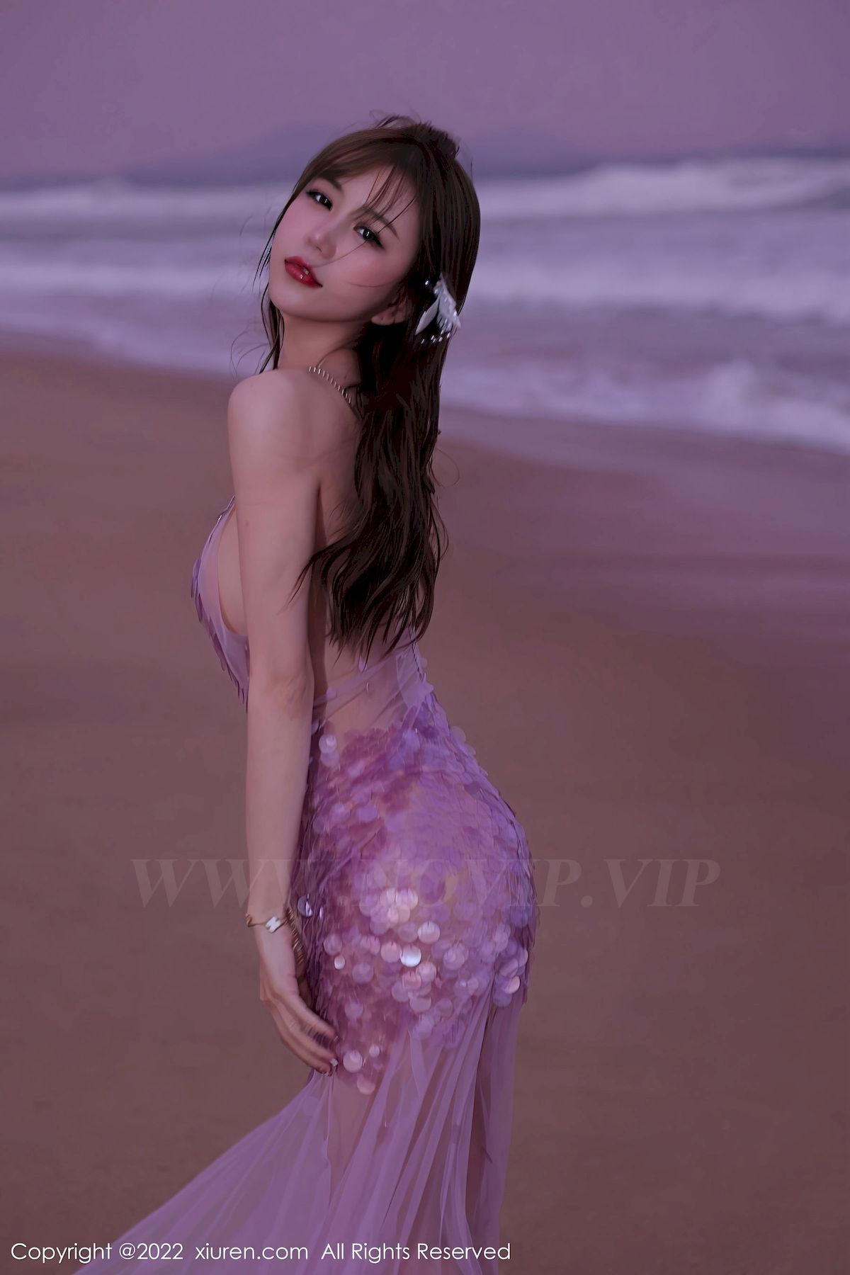 [秀人XiuRen] No.5890 模特tina_甜仔 – 粉色长裙+沙滩场景海南旅拍