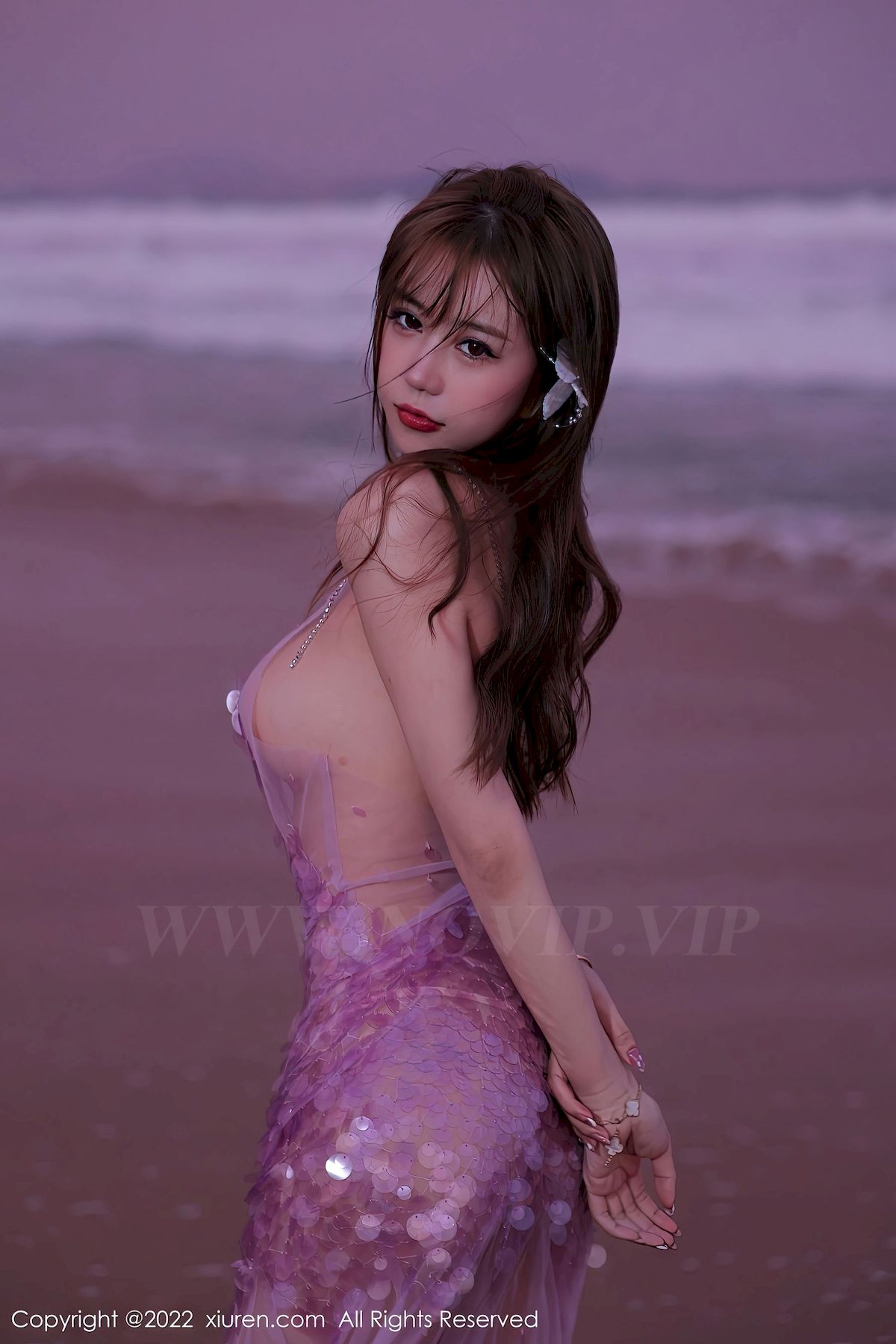 [秀人XiuRen] No.5890 模特tina_甜仔 – 粉色长裙+沙滩场景海南旅拍
