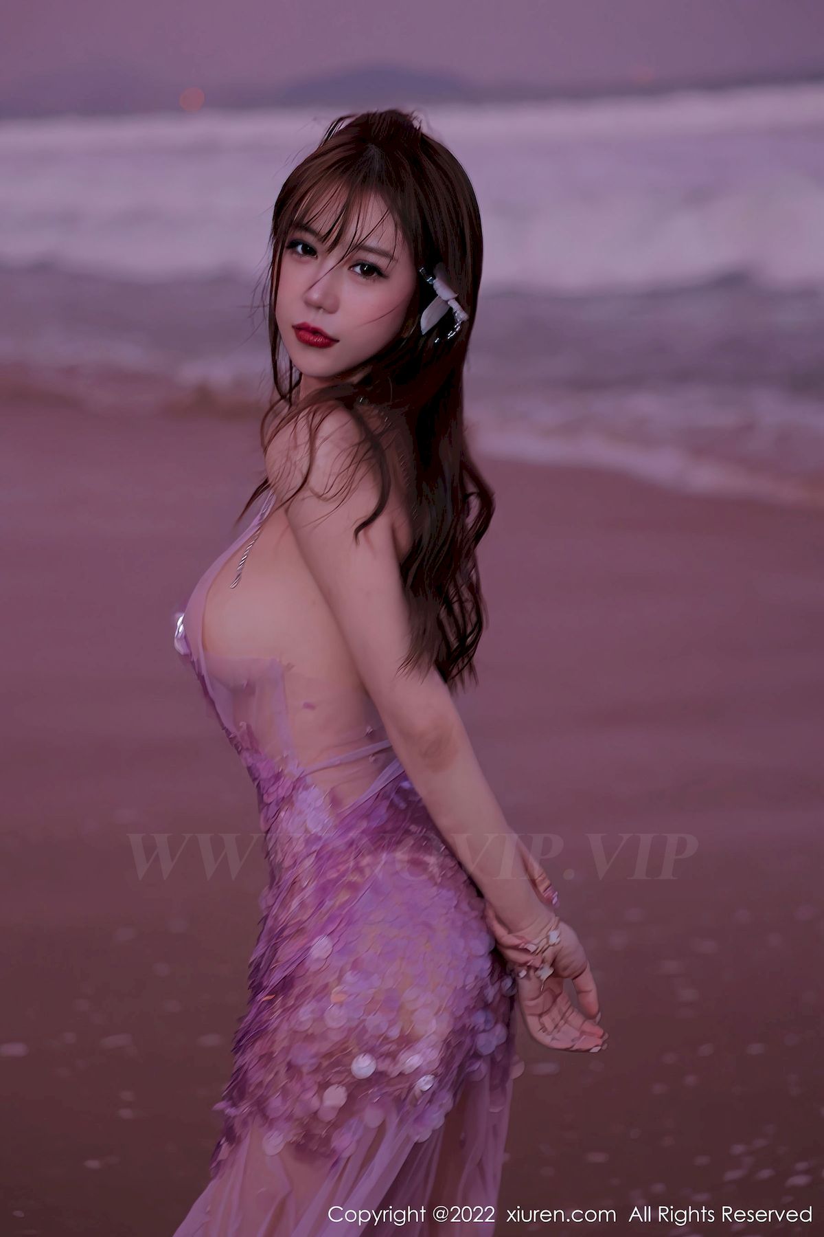 [秀人XiuRen] No.5890 模特tina_甜仔 – 粉色长裙+沙滩场景海南旅拍