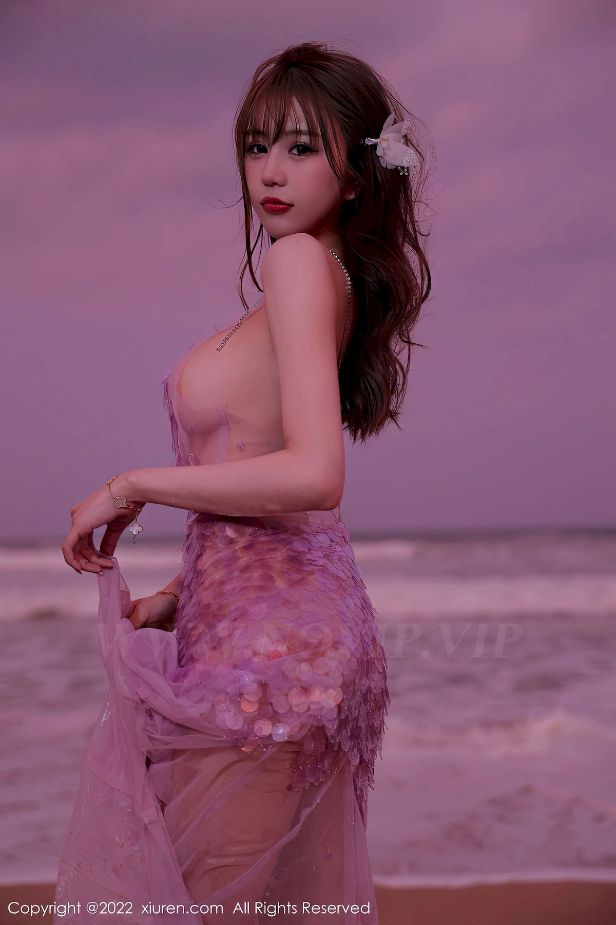 [秀人XiuRen] No.5890 模特tina_甜仔 – 粉色长裙+沙滩场景海南旅拍