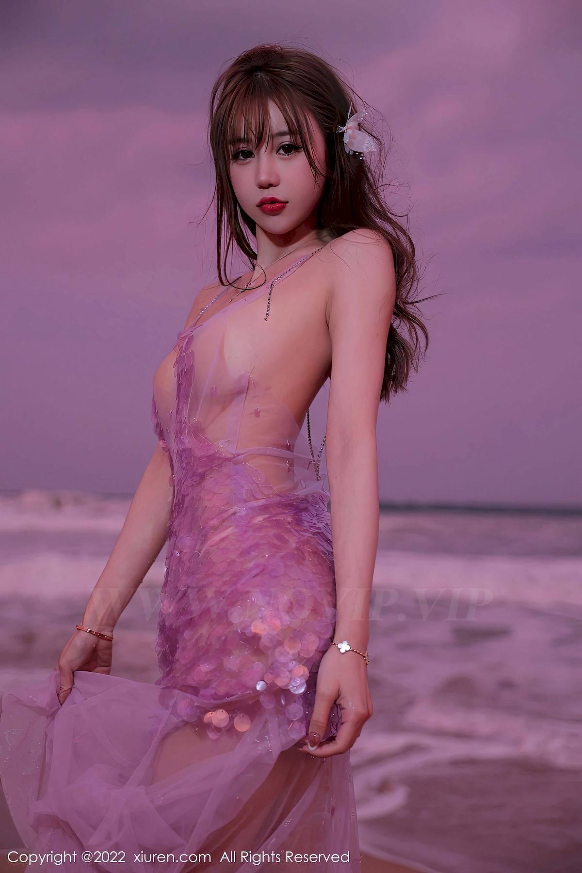 [秀人XiuRen] No.5890 模特tina_甜仔 – 粉色长裙+沙滩场景海南旅拍