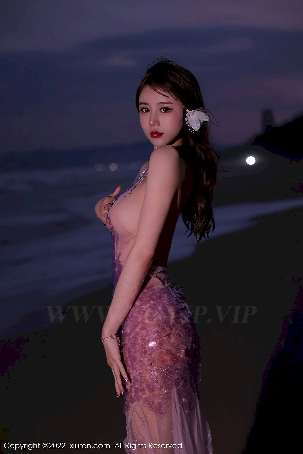 [秀人XiuRen] No.5890 模特tina_甜仔 – 粉色长裙+沙滩场景海南旅拍