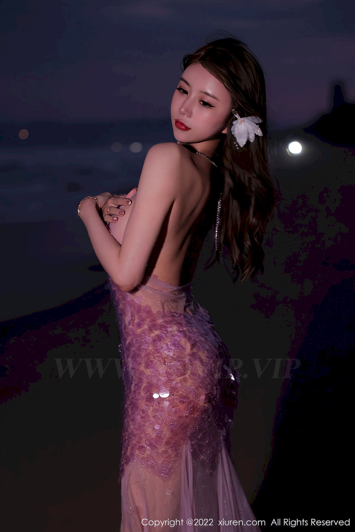 [秀人XiuRen] No.5890 模特tina_甜仔 – 粉色长裙+沙滩场景海南旅拍
