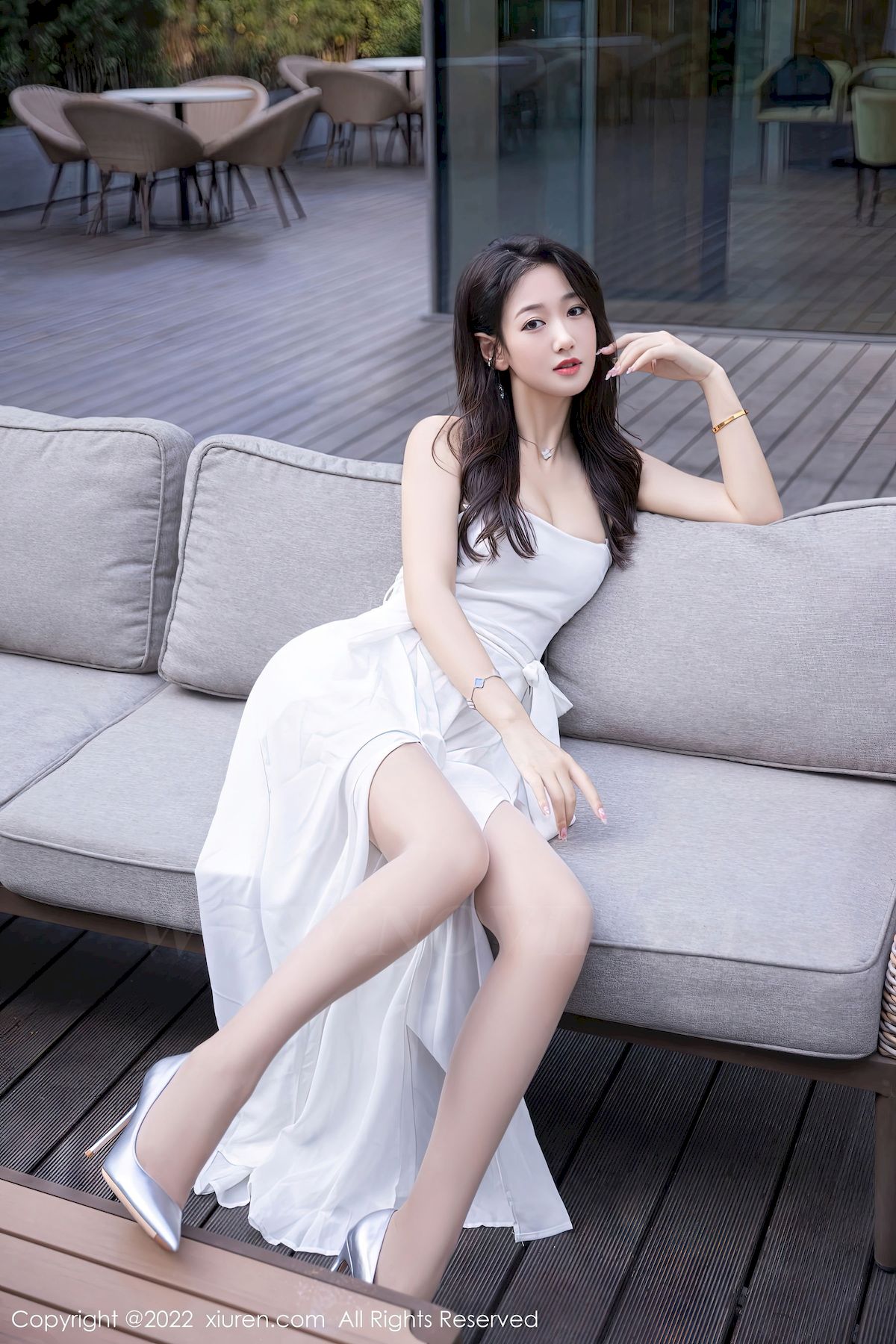 [秀人XiuRen] No.5783 模特唐安琪 – 白色连衣裙+修长美腿北京旅拍