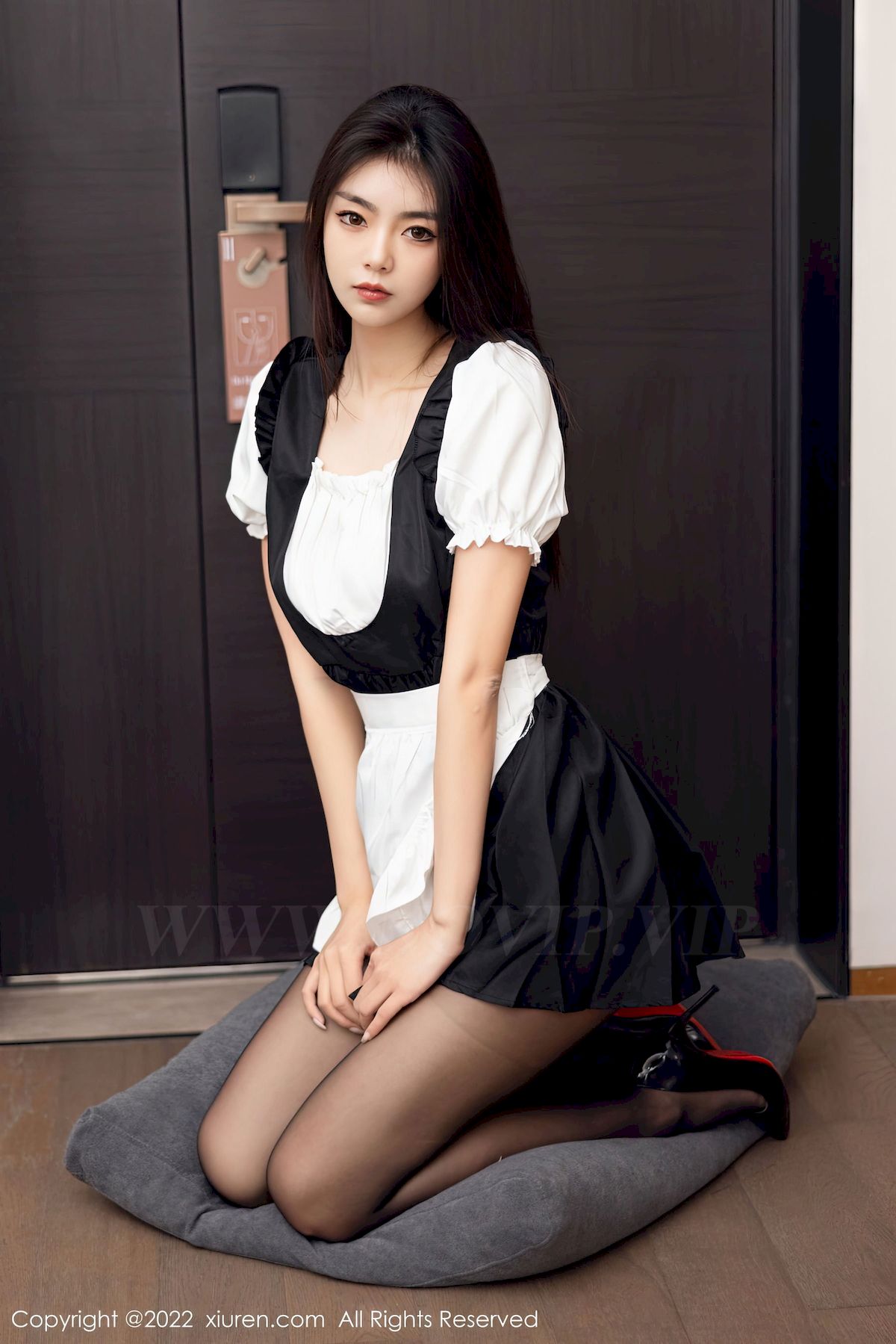 [秀人XiuRen] No.5706 模特可樂Vicky – 厨娘服饰+黑丝高跟鞋性感写真