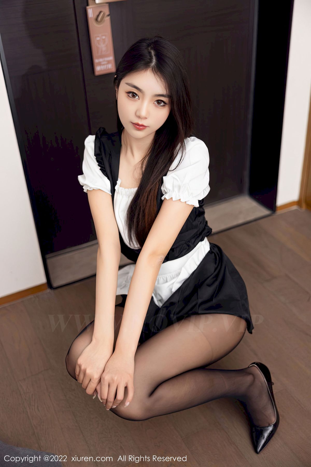 [秀人XiuRen] No.5706 模特可樂Vicky – 厨娘服饰+黑丝高跟鞋性感写真