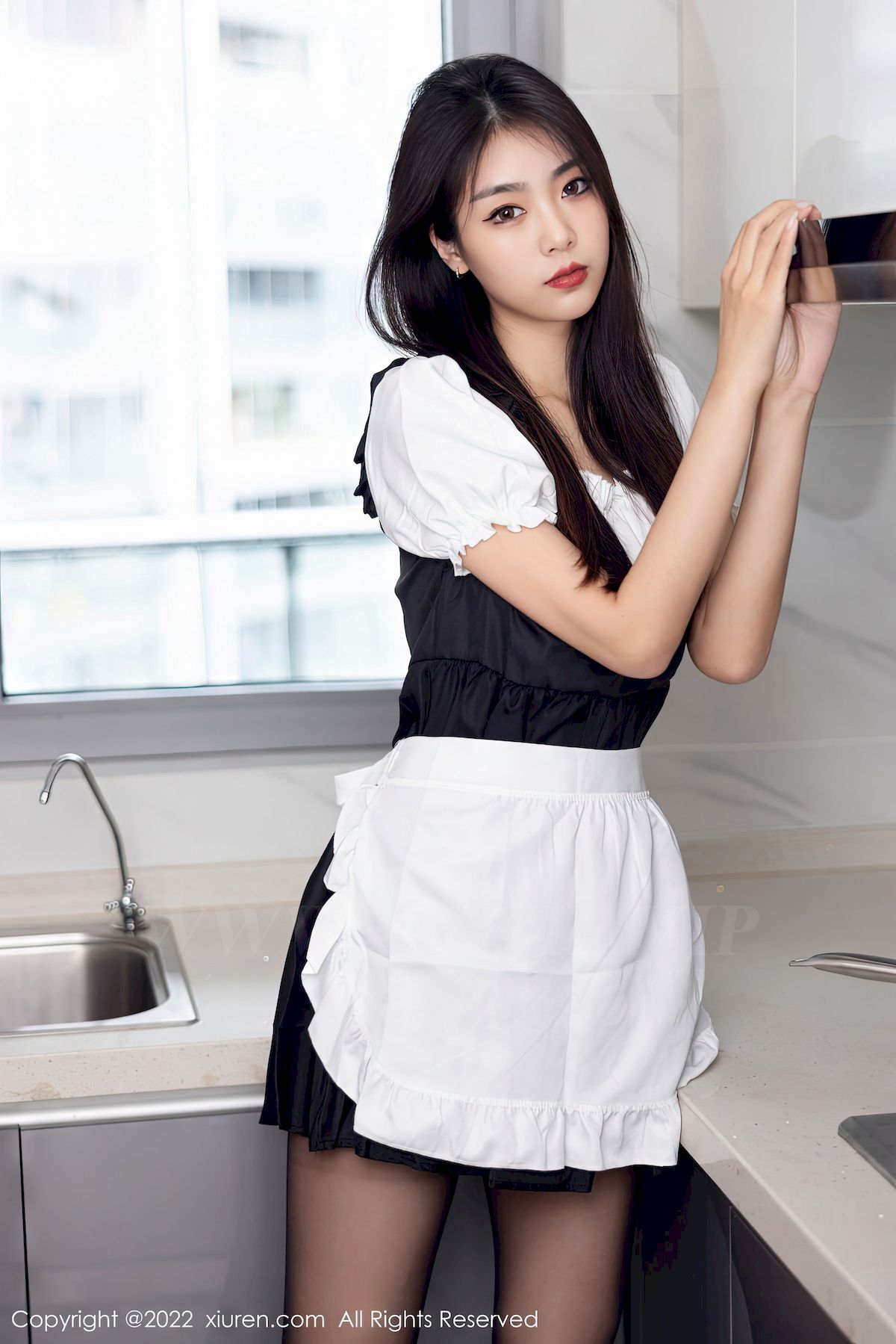 [秀人XiuRen] No.5706 模特可樂Vicky – 厨娘服饰+黑丝高跟鞋性感写真