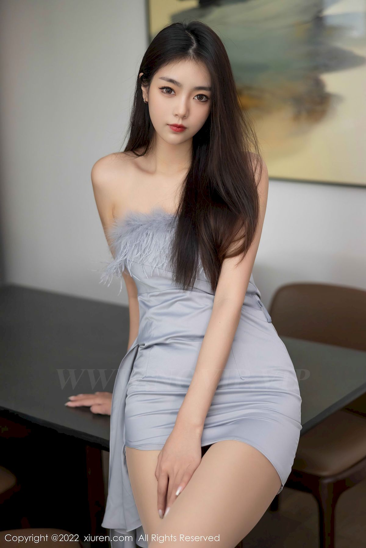 [秀人XiuRen] No.5664 模特可樂Vicky – 露肩连衣短裙+原色丝袜性感写真
