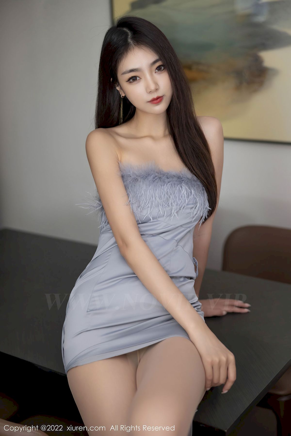 [秀人XiuRen] No.5664 模特可樂Vicky – 露肩连衣短裙+原色丝袜性感写真