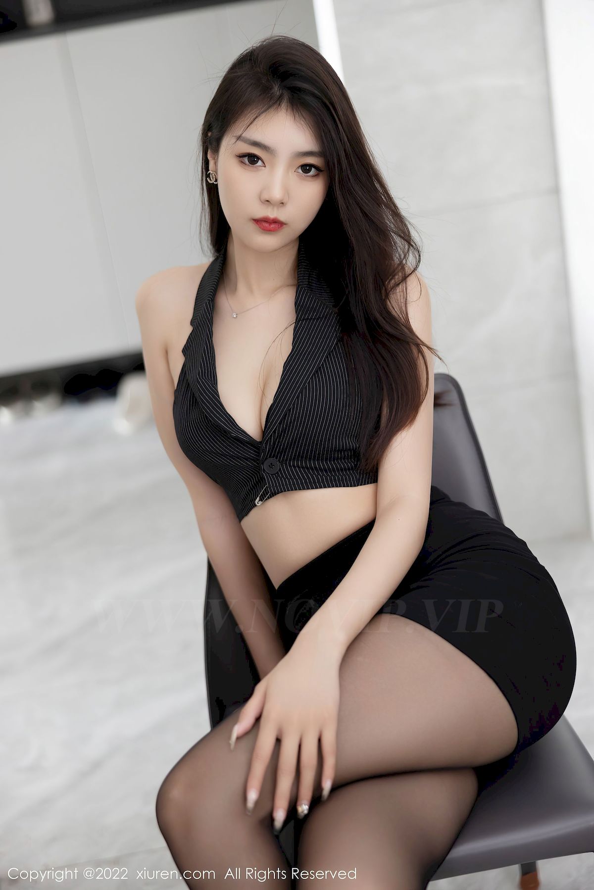 [秀人XiuRen] No.5562 模特可樂Vicky – 短款上衣+黑色短裙性感写真