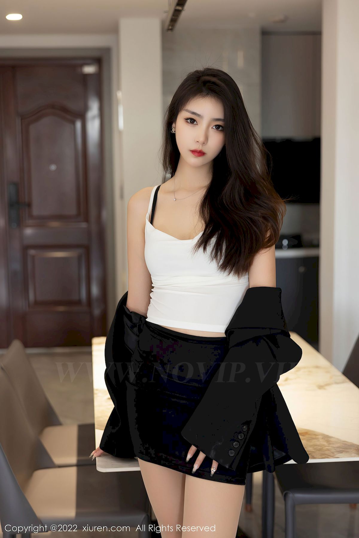 [秀人XiuRen] No.5530 模特可樂Vicky – 白色上衣+黑色短裙性感写真