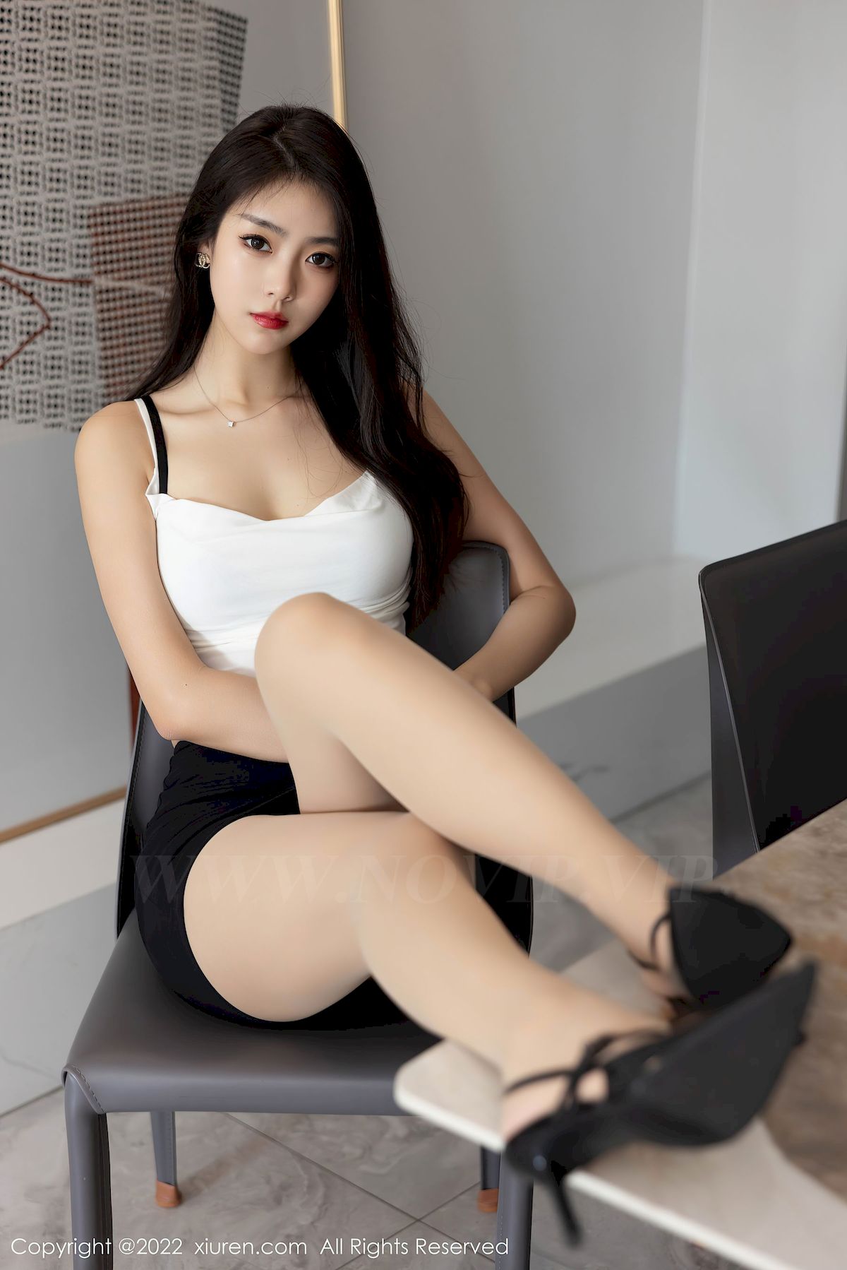 [秀人XiuRen] No.5530 模特可樂Vicky – 白色上衣+黑色短裙性感写真