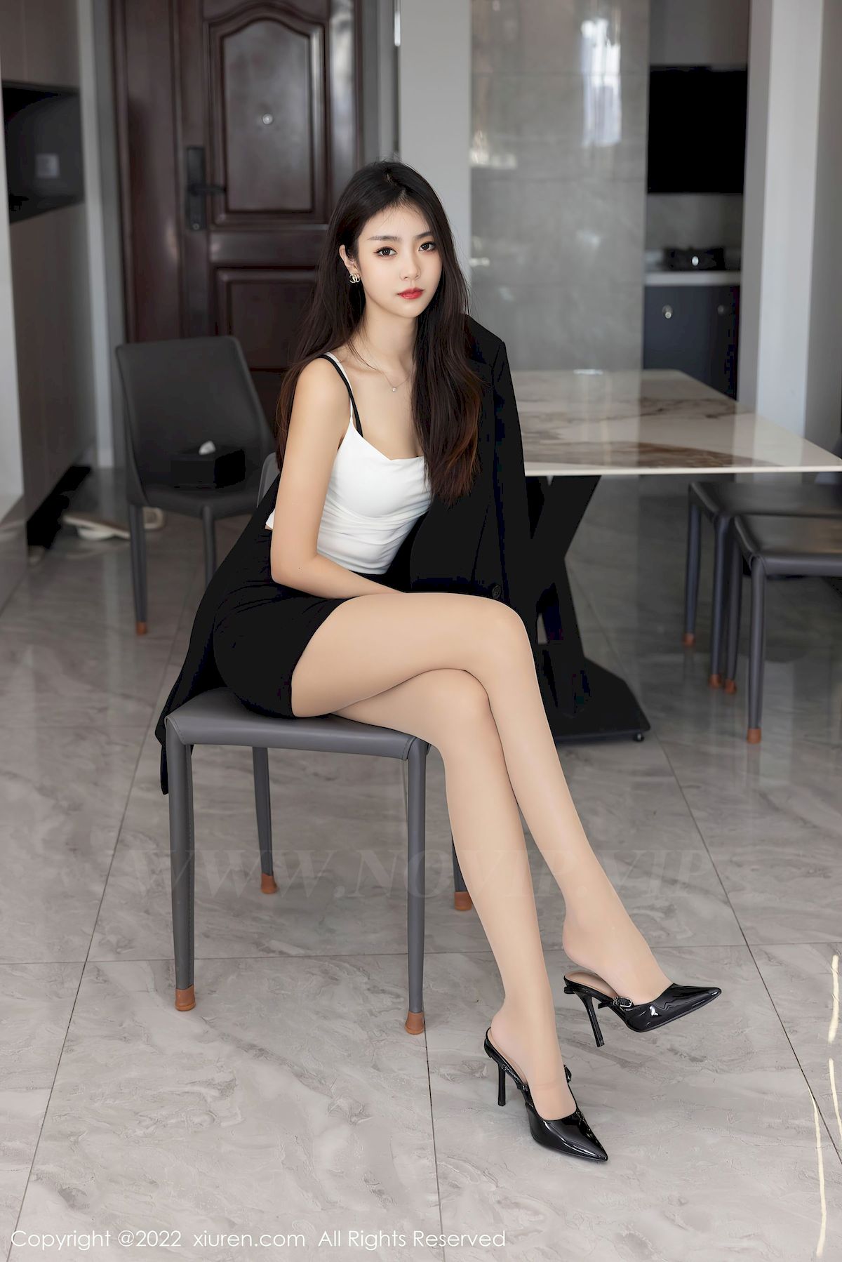 [秀人XiuRen] No.5530 模特可樂Vicky – 白色上衣+黑色短裙性感写真