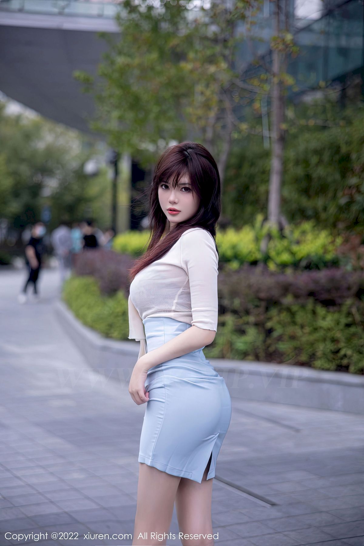 [秀人XiuRen] No.5704 模特Arude薇薇 – 浅色上衣+浅蓝短裙性感写真
