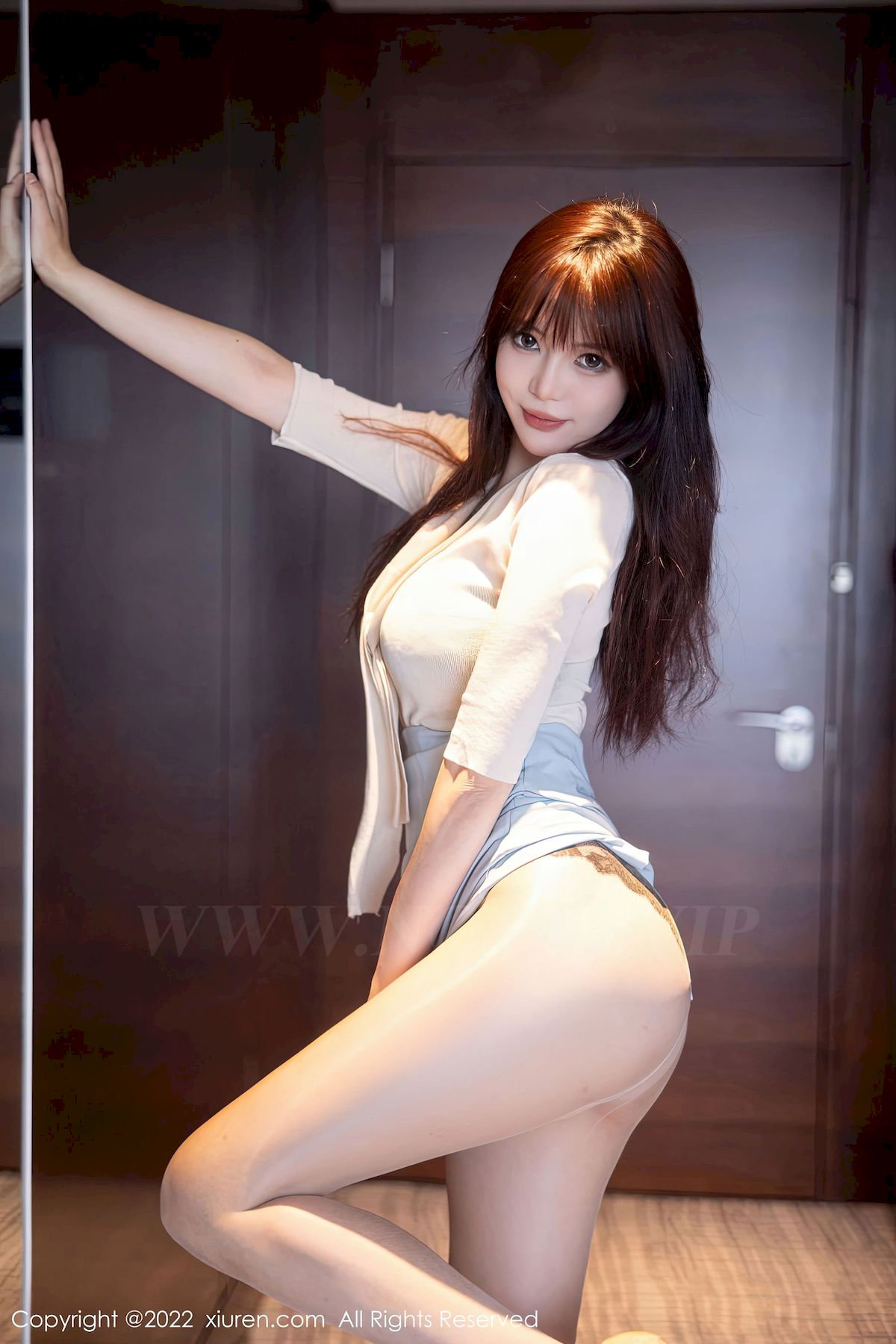 [秀人XiuRen] No.5704 模特Arude薇薇 – 浅色上衣+浅蓝短裙性感写真
