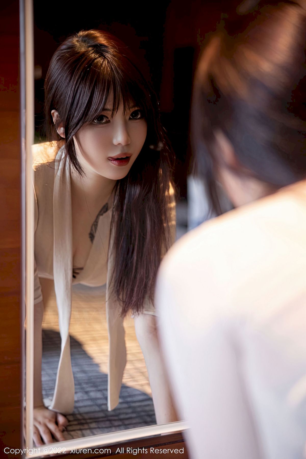 [秀人XiuRen] No.5704 模特Arude薇薇 – 浅色上衣+浅蓝短裙性感写真