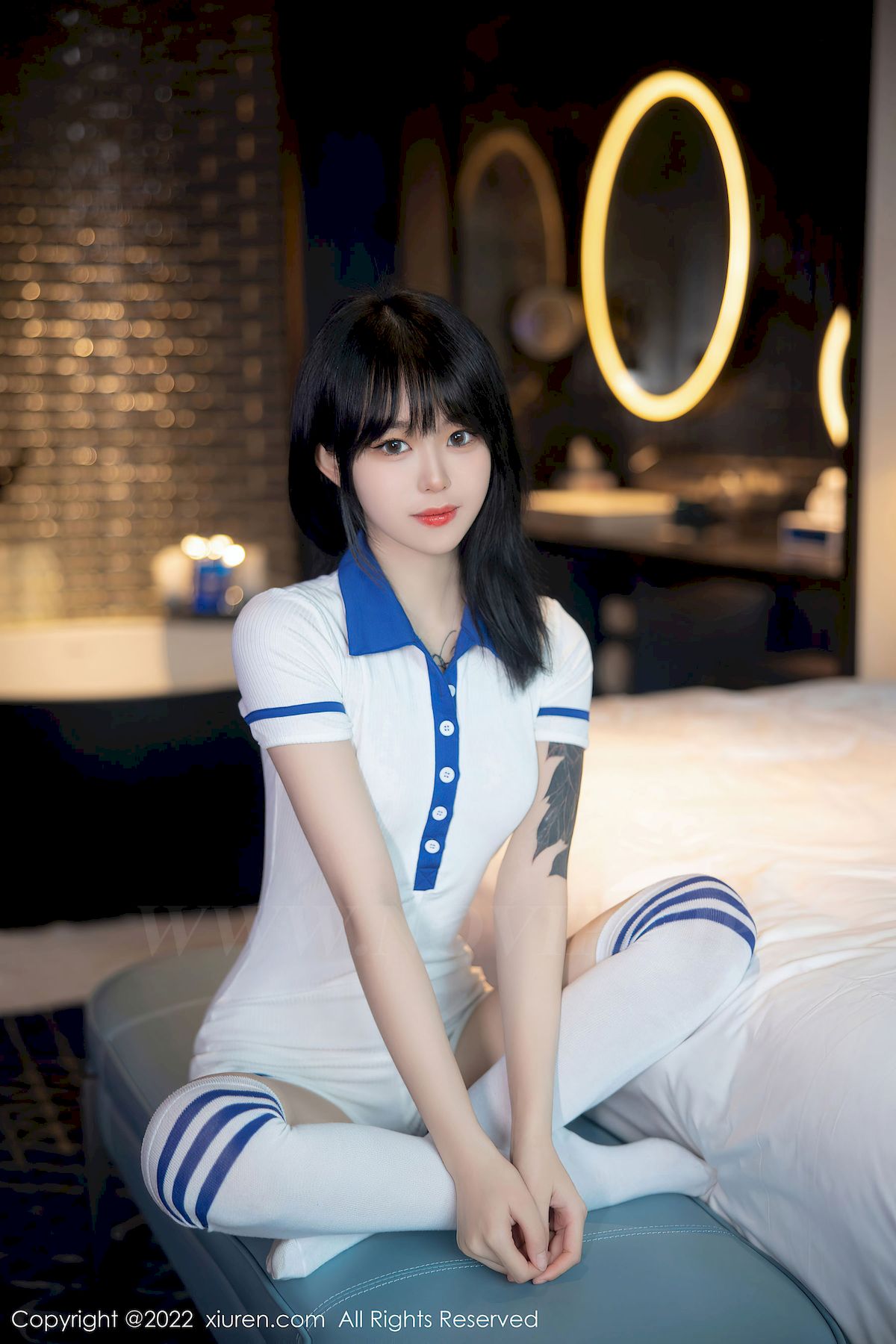 [秀人Xiuren] No.5291 模特奶瓶子 – 水手服饰+白色长袜性感写真