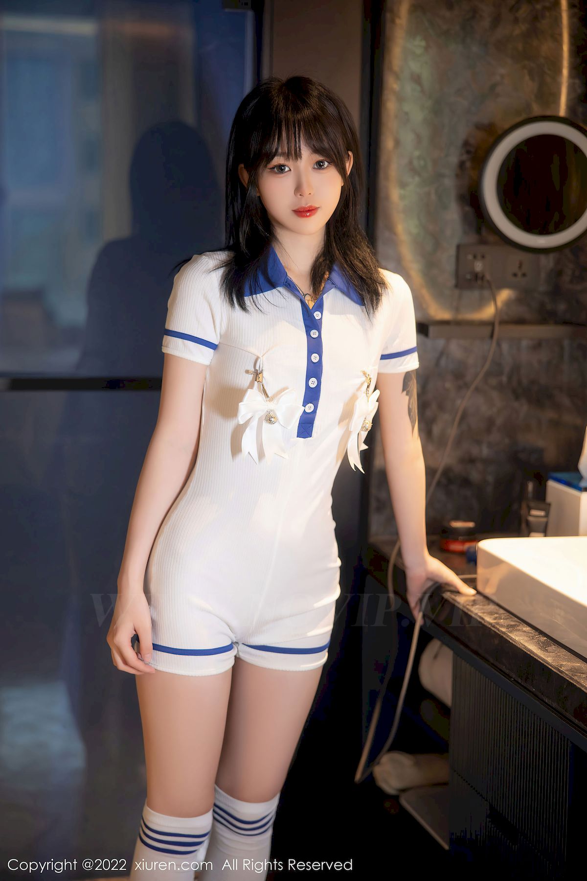 [秀人Xiuren] No.5291 模特奶瓶子 – 水手服饰+白色长袜性感写真