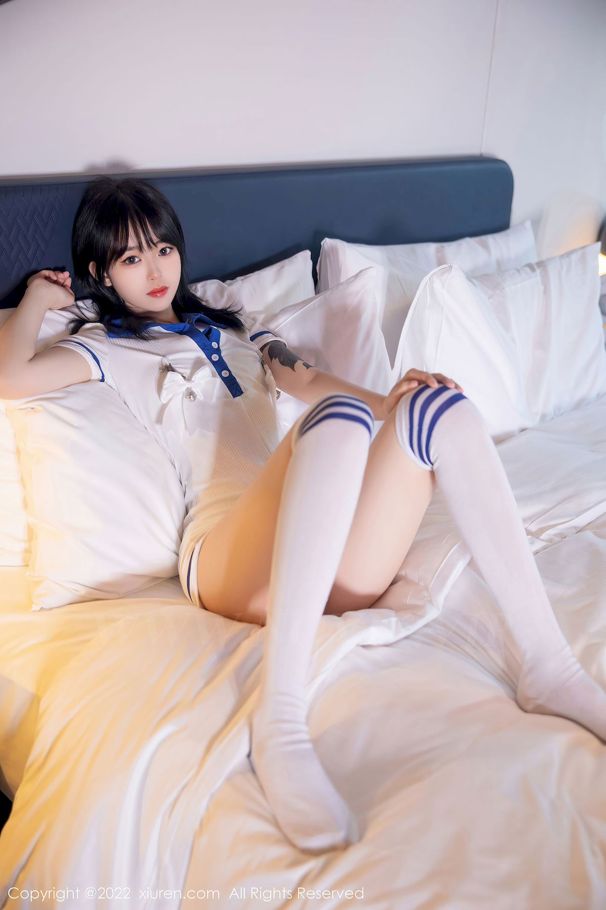 [秀人Xiuren] No.5291 模特奶瓶子 – 水手服饰+白色长袜性感写真