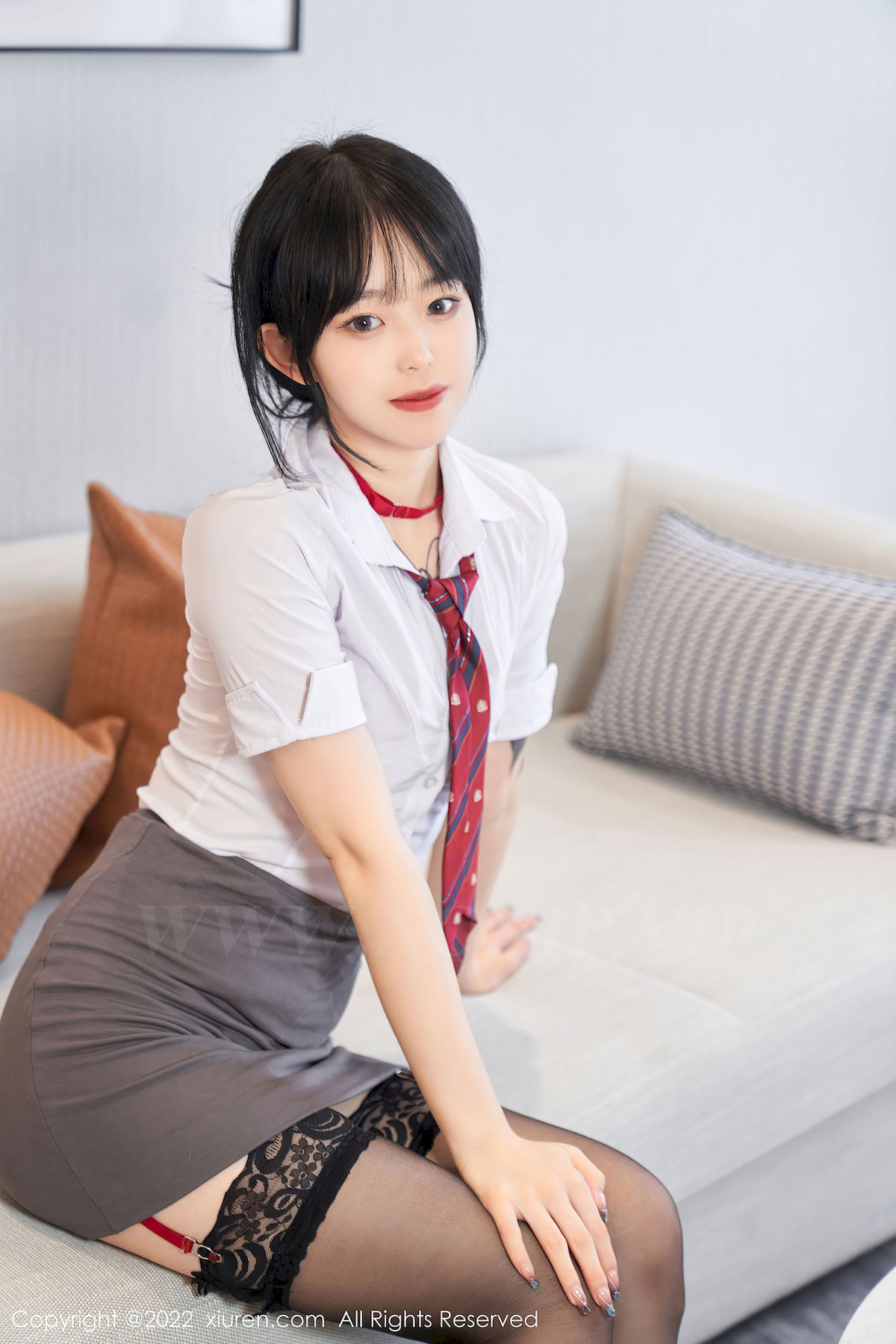 [秀人Xiuren] No.5182 模特奶瓶子 – 白色上衣+灰色短裙性感写真