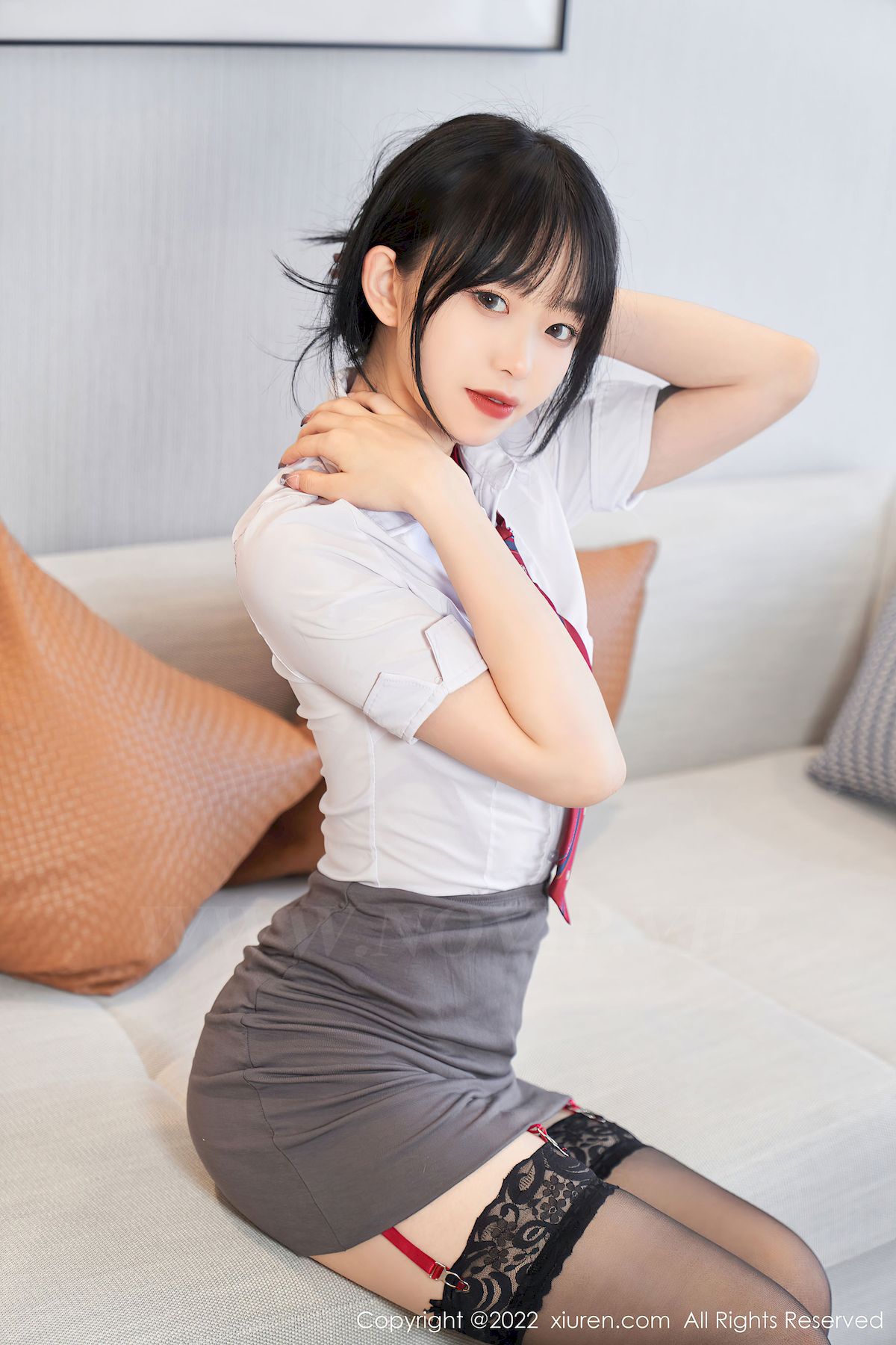 [秀人Xiuren] No.5182 模特奶瓶子 – 白色上衣+灰色短裙性感写真