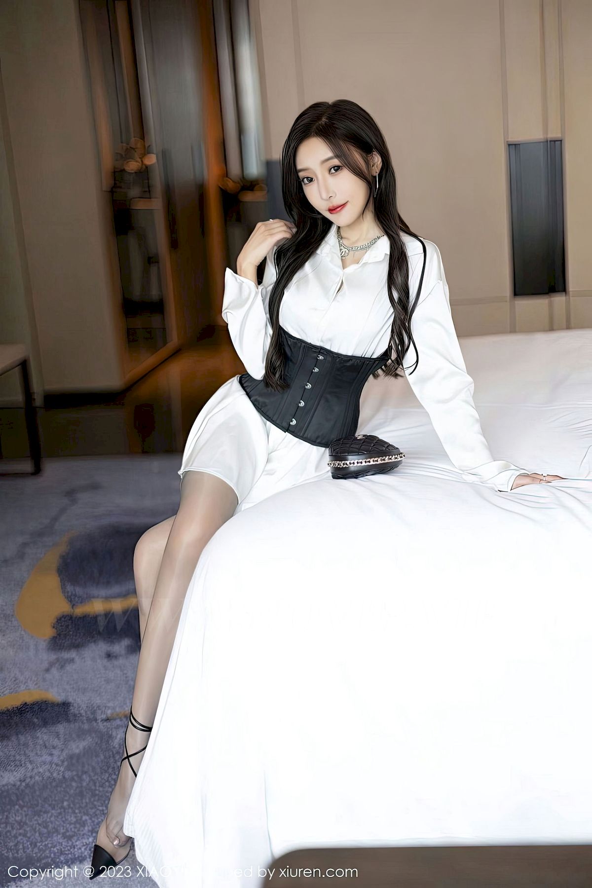 [XIAOYU语画界] VOL.990 女神王馨瑶yanni – 灰丝+白色服饰性感写真
