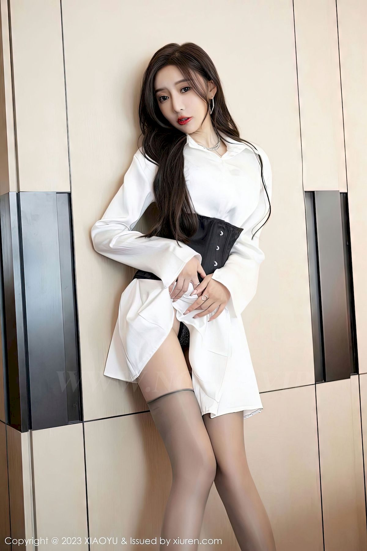 [XIAOYU语画界] VOL.990 女神王馨瑶yanni – 灰丝+白色服饰性感写真