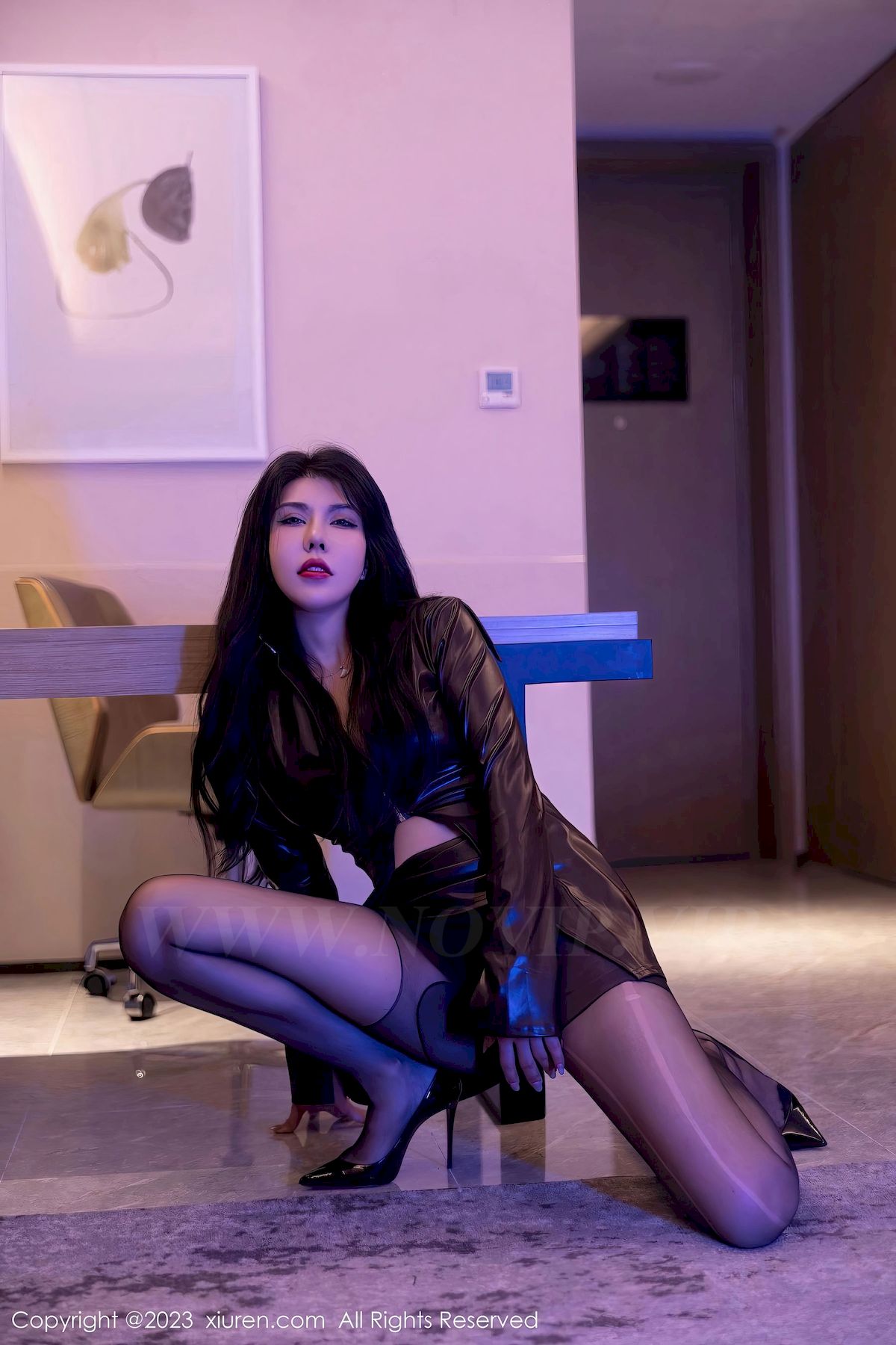 [XiuRen秀人网] No.6764 新人模特S纯一 – 黑色皮服+超短裤第二套写真